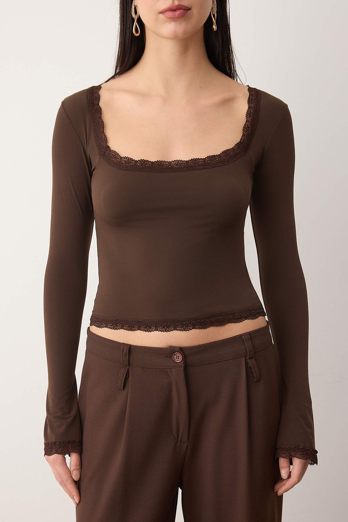 Trendyolmilla  Koyu Kahverengi Dantel Detaylı Kare Yaka Örme Party Bluz TPRAW26BZ00045 - Görsel 3
