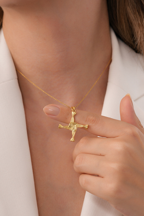 AİCHA JEWELLERY 925 Ayar Gümüş 18K Altın Kaplama “Brigid Cross” El Yapımı Kolye
