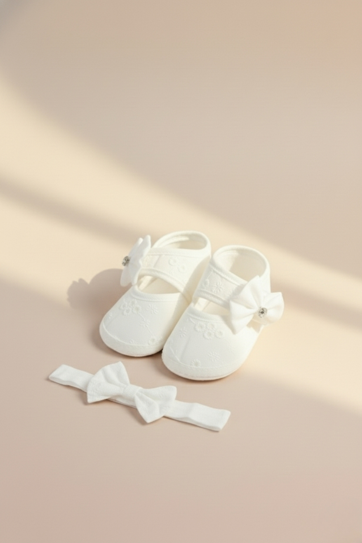 LOGO AKSESUAR 0-3 Ay Yeni Doğan Taşlı Fiyonk Beyaz Bebek Bandana Patik Seti fotoğrafı 2 (önizleme)
