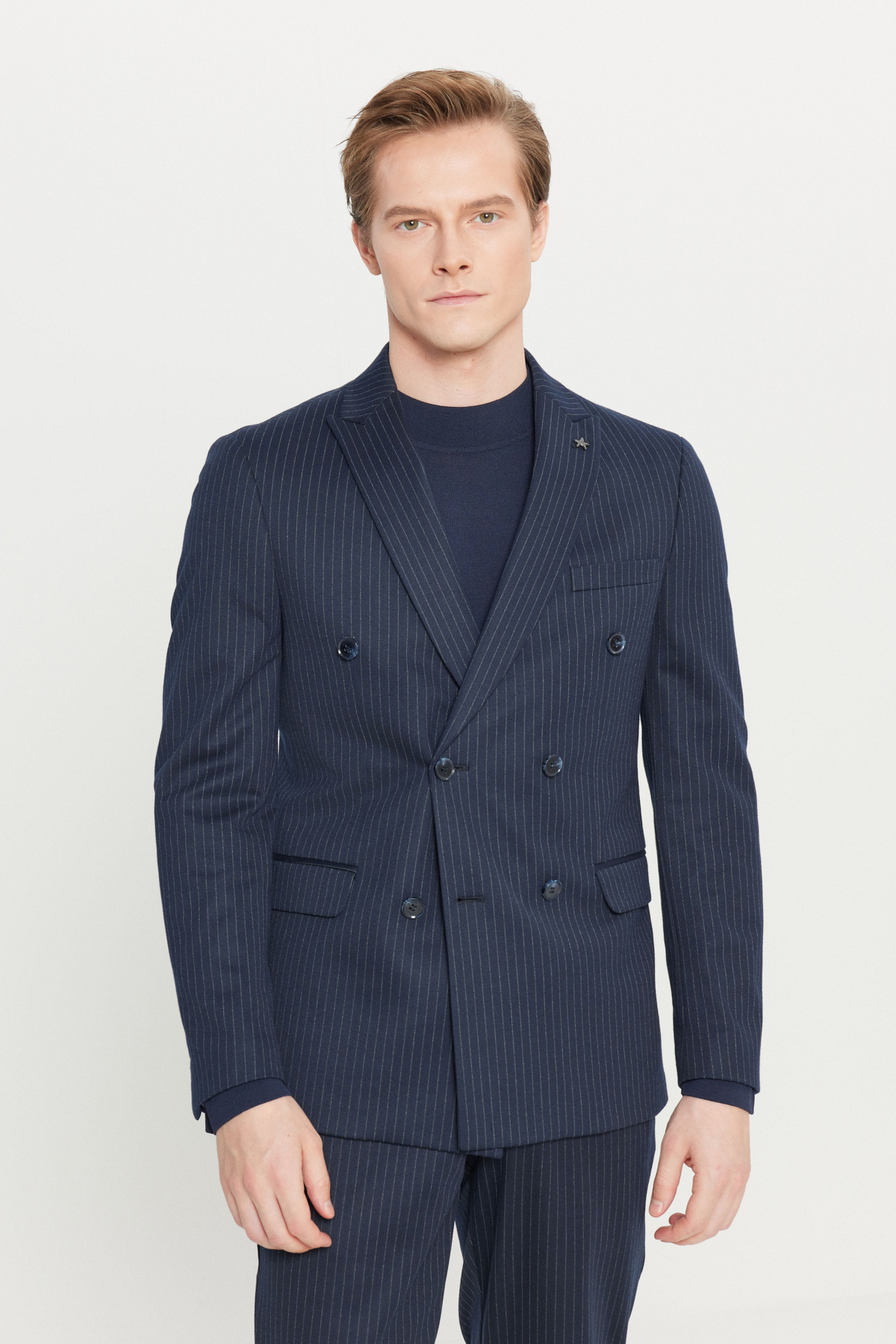 Altınyıldız Classics  Slim Fit Kırlangıç Yaka Beli Bağlamalı Kapak Cepli Çizgili Kruvaze Lacivert-Beyaz Takım Elbise