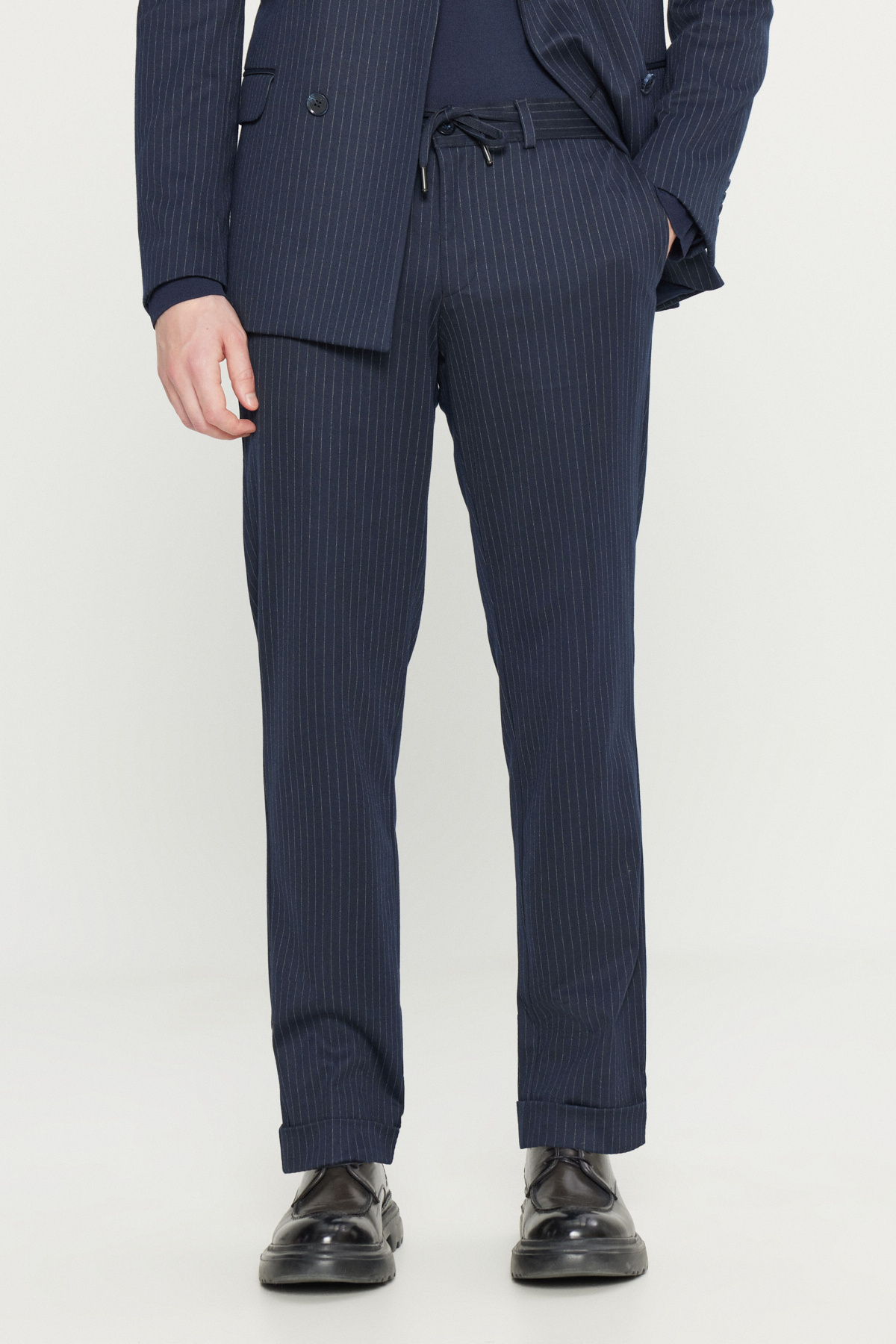 Altınyıldız Classics  Slim Fit Kırlangıç Yaka Beli Bağlamalı Kapak Cepli Çizgili Kruvaze Lacivert-Beyaz Takım Elbise - Görsel 4