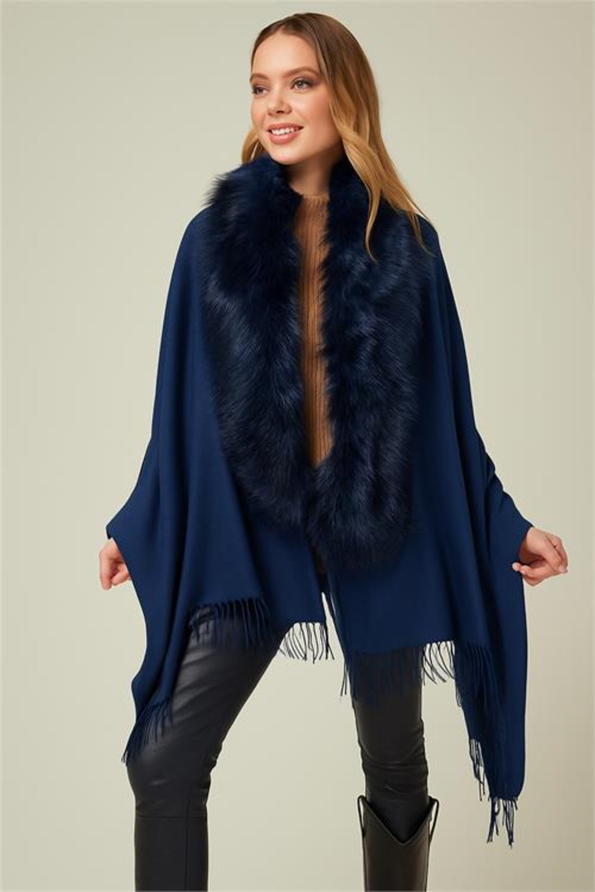 Dipmoda Kadın yakası kürklü panço DPAKS039