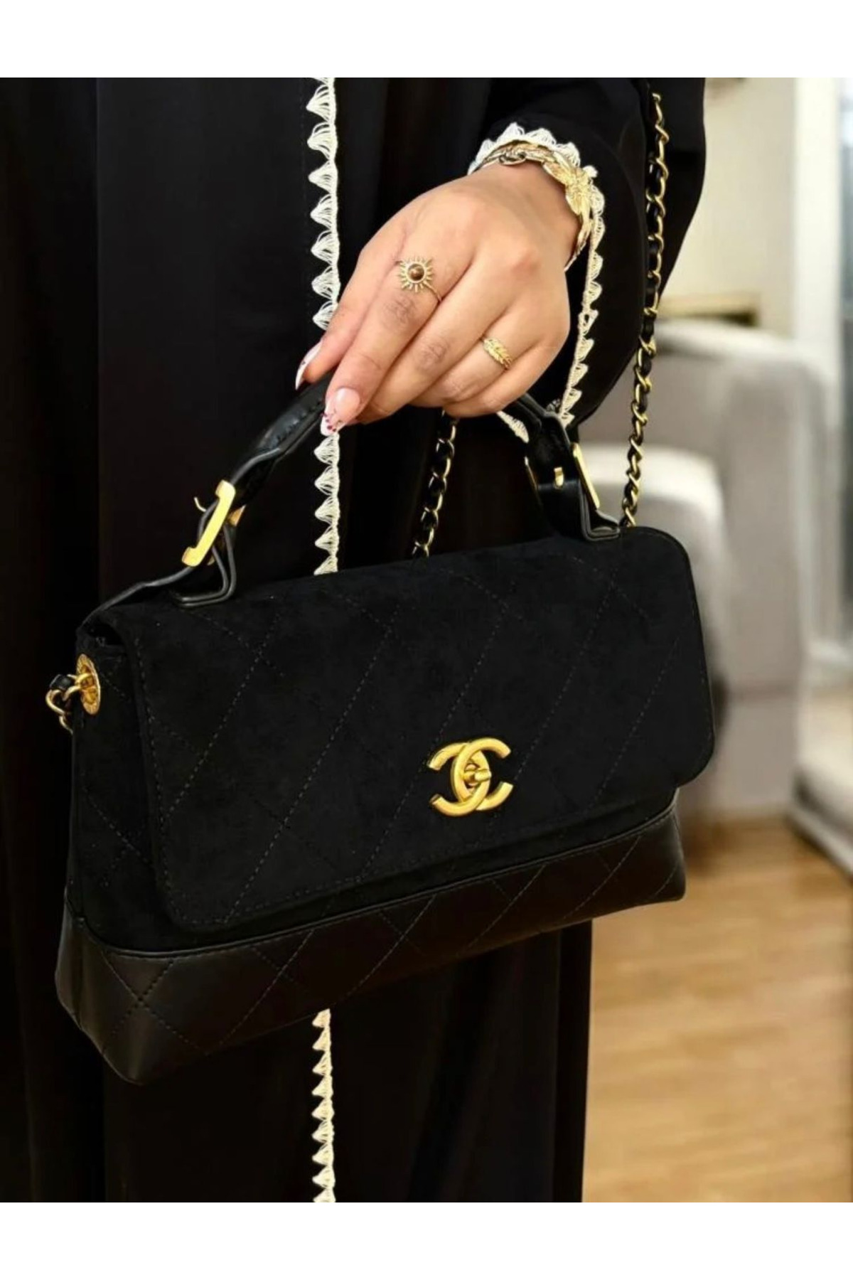Shoulder bag with its accessories