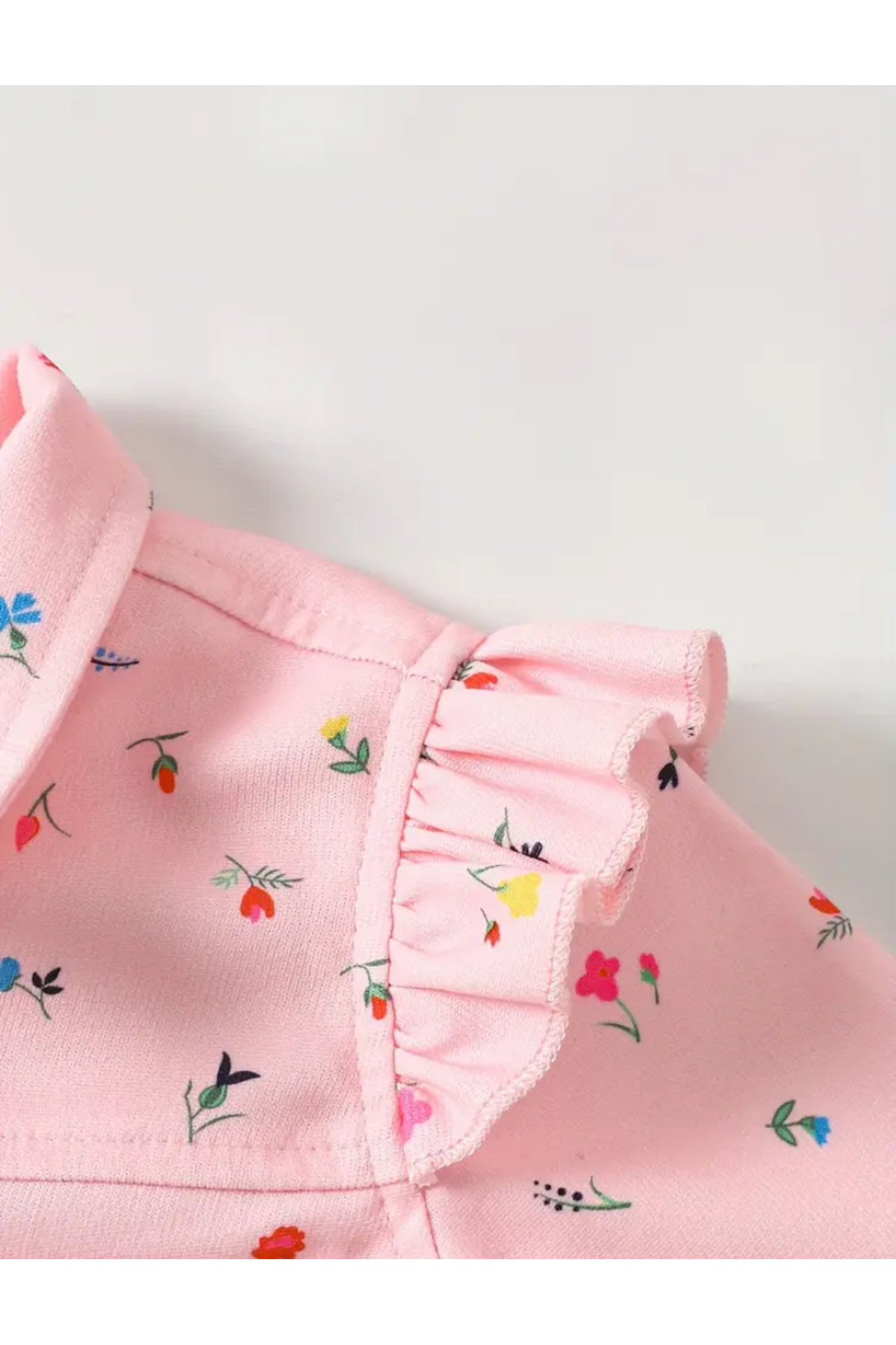 MODA Pembe çiçek desenli, fırfır detaylı, düğmeli ve astarsız ince kız çocuk ceketi, baharlık model. fotoğrafı 3 (önizleme)