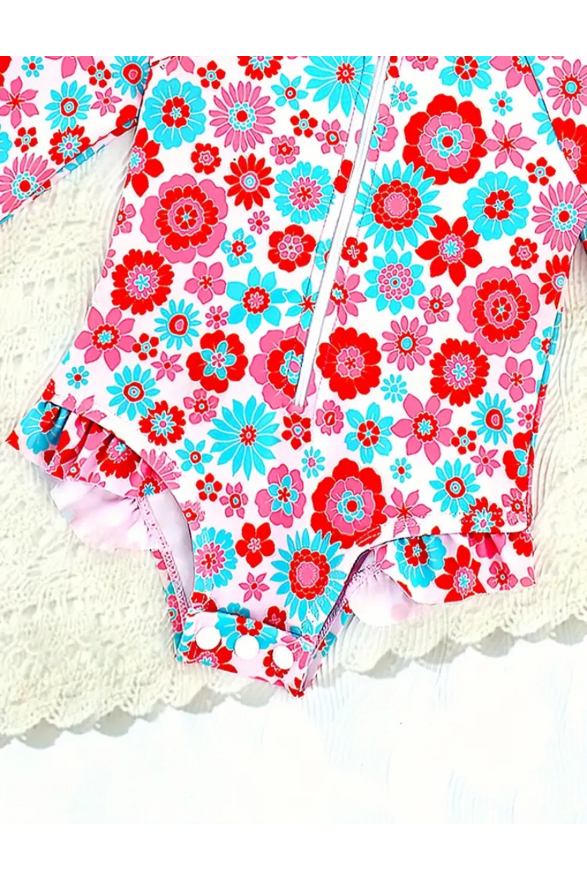 MODA Çiçek desenli uzun kollu kız çocuk mayo takımı; fermuarlı model, şapka dahil iki parçalı set. fotoğrafı 3 (önizleme)