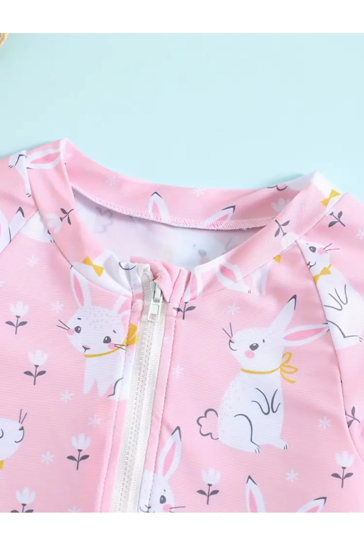 MODA Pembe tavşan desenli, fırfırlı uzun kollu bebek mayo. Yumuşak, esnek ve rahat yaz modeli. fotoğrafı 3 (önizleme)