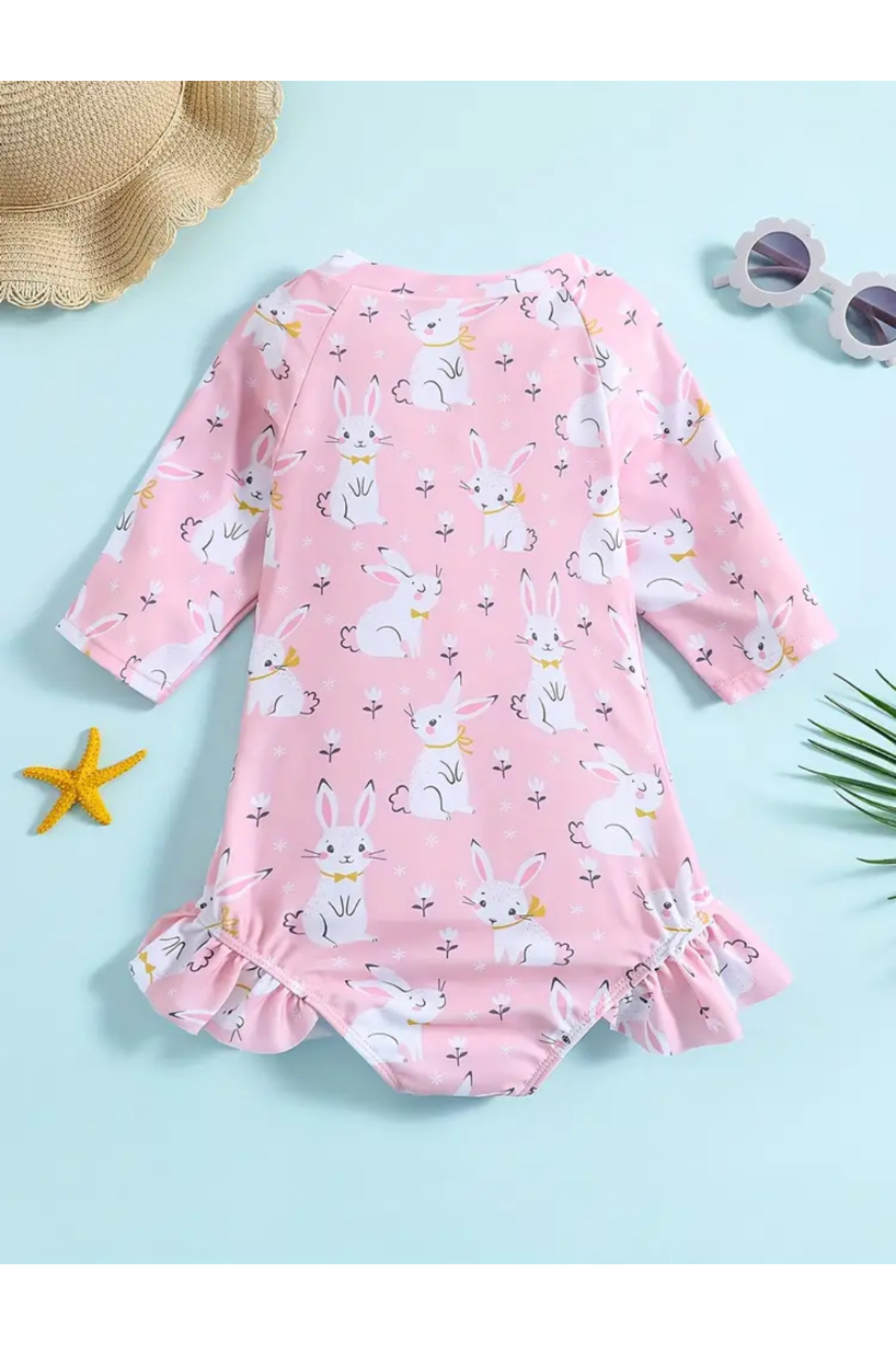 MODA Pembe tavşan desenli, fırfırlı uzun kollu bebek mayo. Yumuşak, esnek ve rahat yaz modeli. fotoğrafı 2 (önizleme)