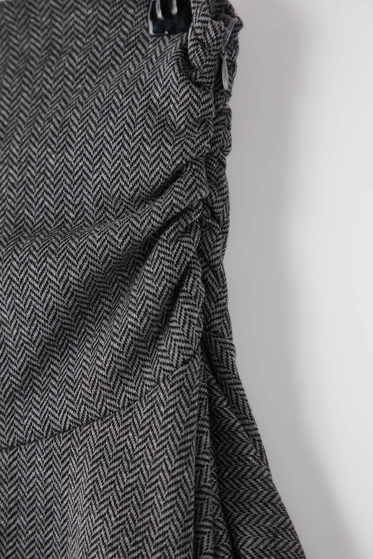 Trendyolmilla  Antrasit Jakarlı Skater Asimetrik Midi Örme Etek TWOAW26ET00161 - Görsel 7