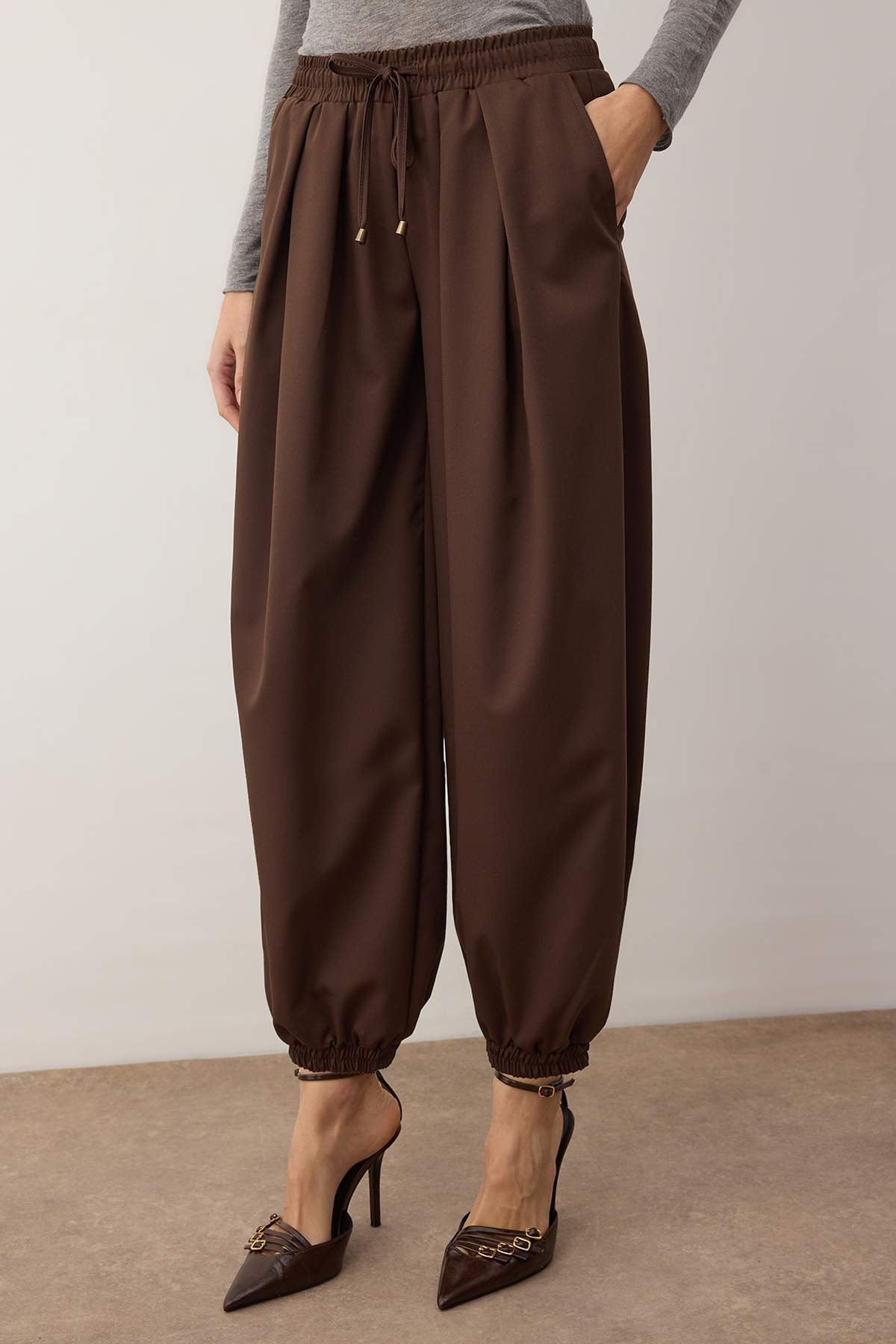 Trendyolmilla  Koyu Kahverengi Şalvar Kalıp Beli Lastikli Dokuma Pantolon TWOAW26PL00156 - Görsel 3