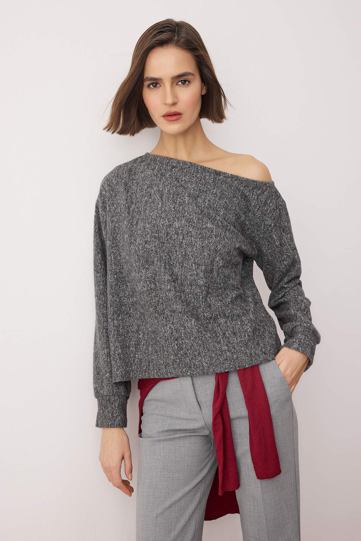 Trendyolmilla Antrasit Yumoş Regular/Normal Kalıp Düşük Omuzlu Örme Bluz TWOAW26BZ00343