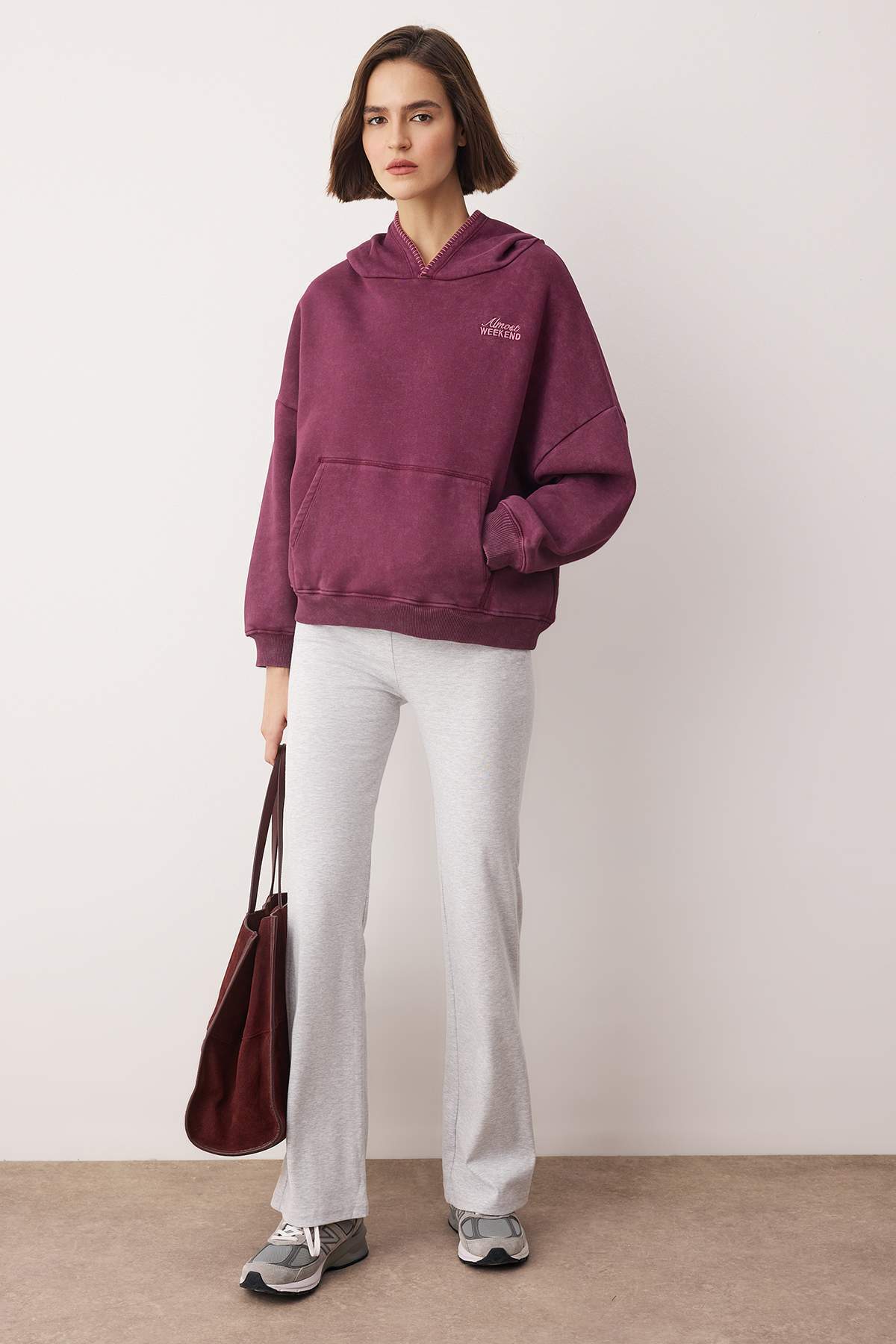 Trendyolmilla  Mürdüm Dikiş Detaylı Kapüşonlu Yıkamalı/Eskitme Efektli İçi Polarlı Örme Sweatshirt TWOAW26SW00081 - Görsel 3