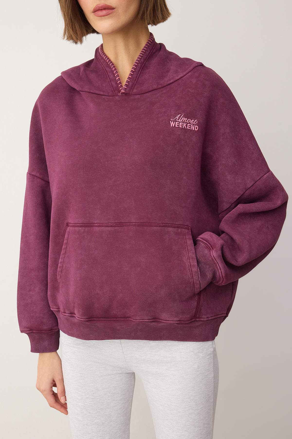 Trendyolmilla  Mürdüm Dikiş Detaylı Kapüşonlu Yıkamalı/Eskitme Efektli İçi Polarlı Örme Sweatshirt TWOAW26SW00081 - Görsel 2