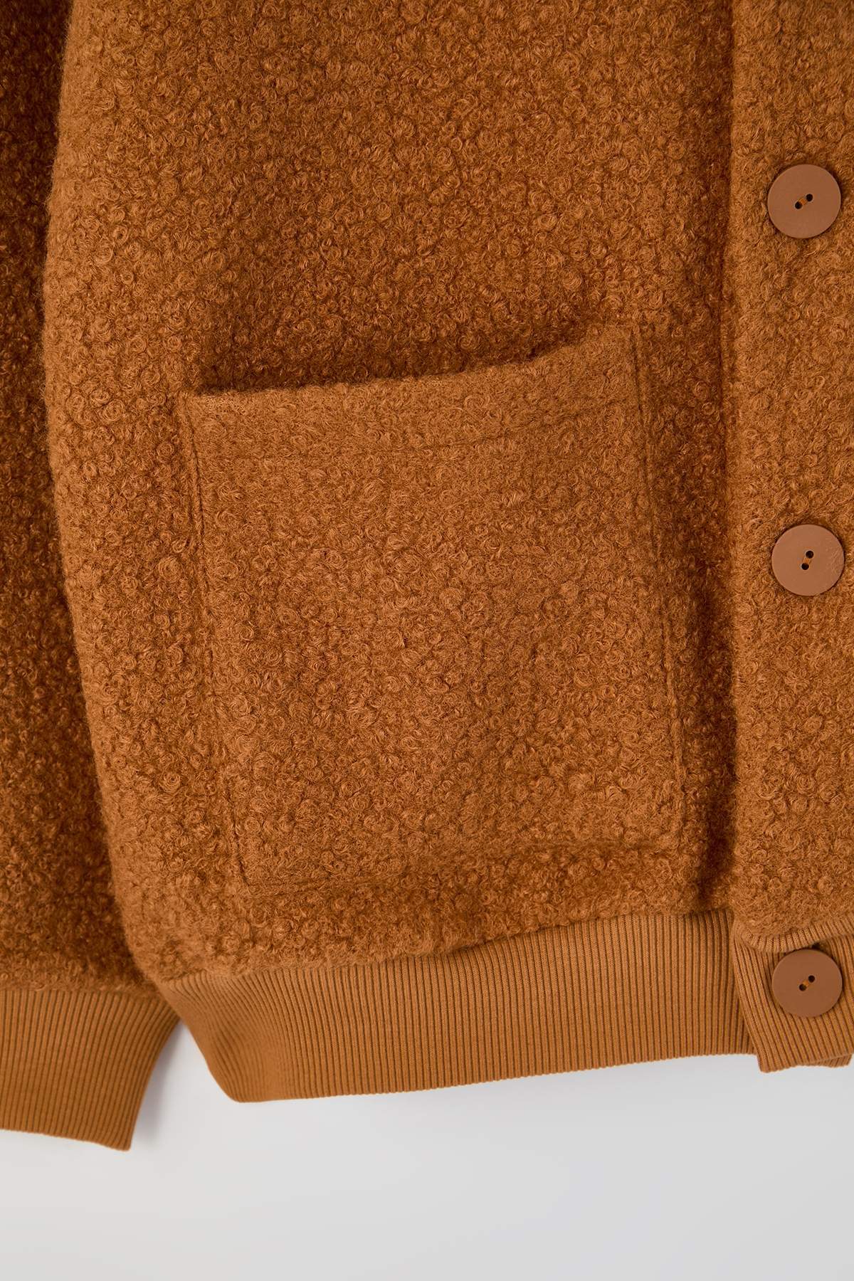 Trendyolmilla  Camel Oversize/Geniş Kesim V Yaka Düğmeli Dokulu Kalın Hırka TMNAW26HI00004 - Görsel 5