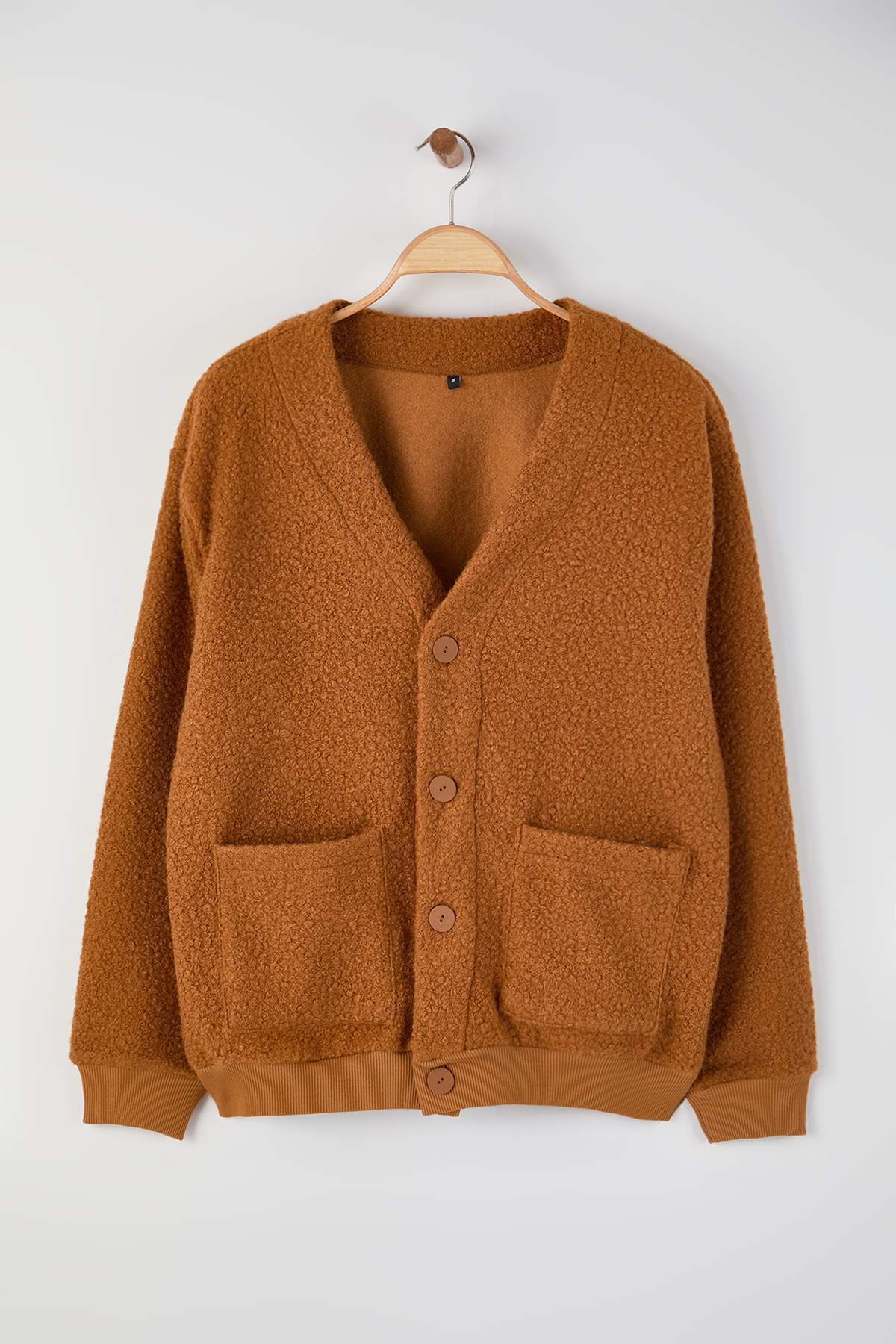 Trendyolmilla  Camel Oversize/Geniş Kesim V Yaka Düğmeli Dokulu Kalın Hırka TMNAW26HI00004 - Görsel 4