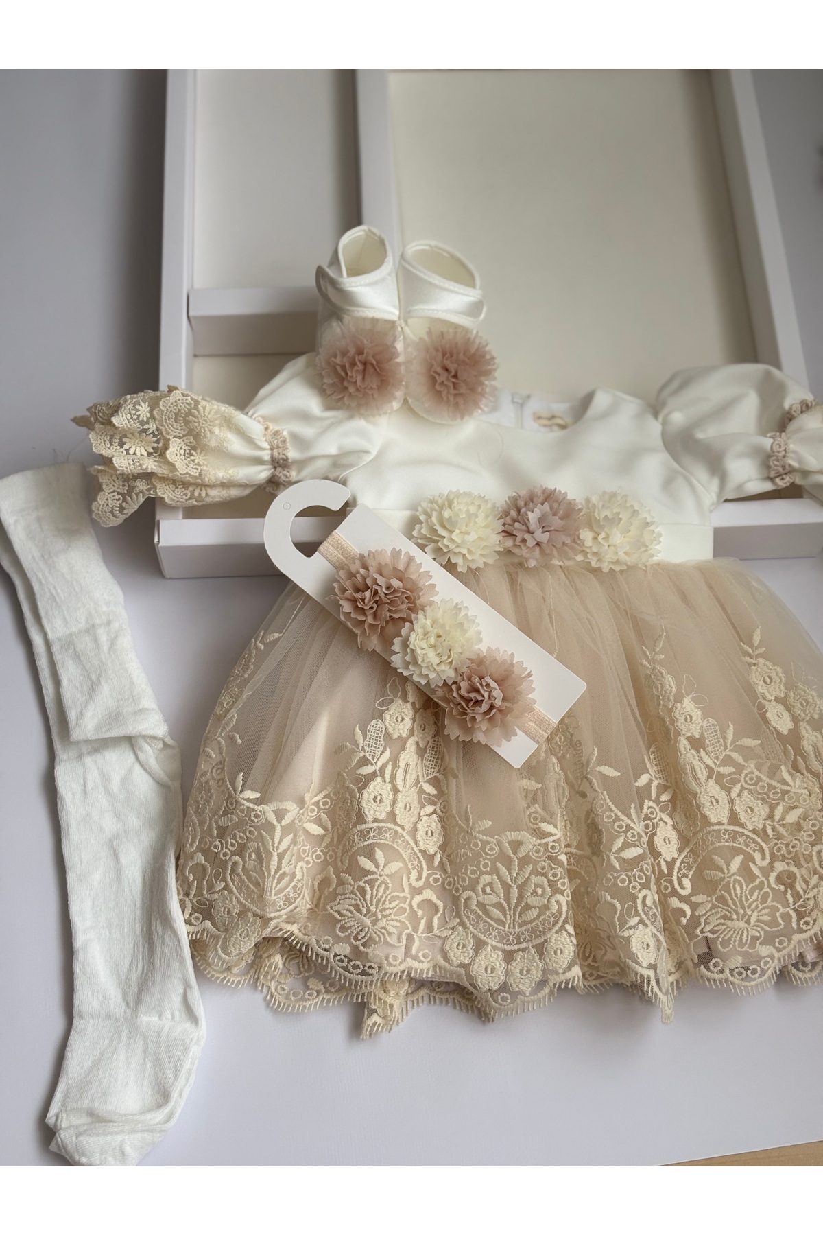 Cherub Baby Mimoza Kız Bebek Çiçekli Dantelli Elbise Yenidoğan Lüx Elbise Seti - Hastane Çıkışı Mevlütlük Takım fotoğrafı 5 (önizleme)