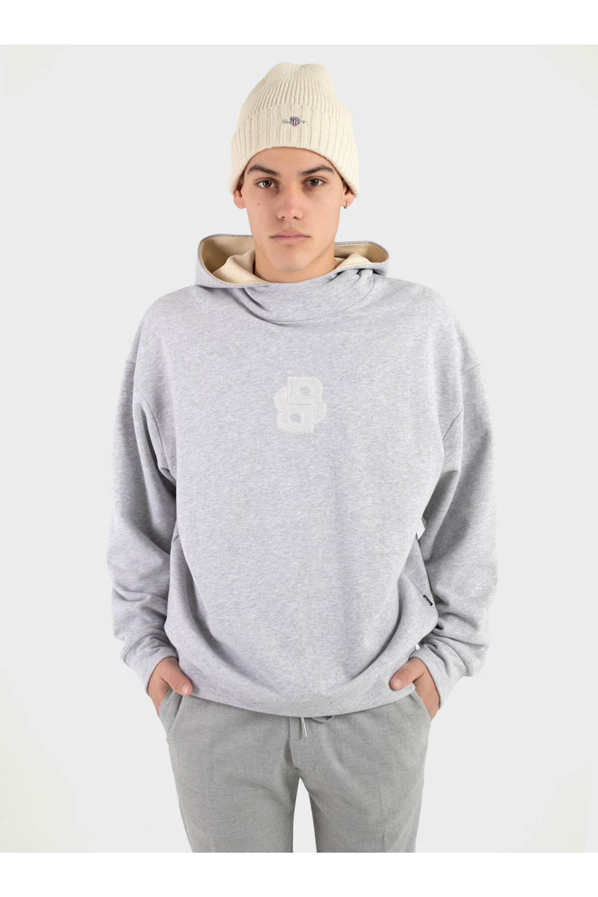 باس سویشرت مردانه آستین بلند طرح‌دار خاکستری با طرح لوگو، مناسب برای استفاده روزمره، کد ۵۰۵۴۹۱۰۵-۰۷۲