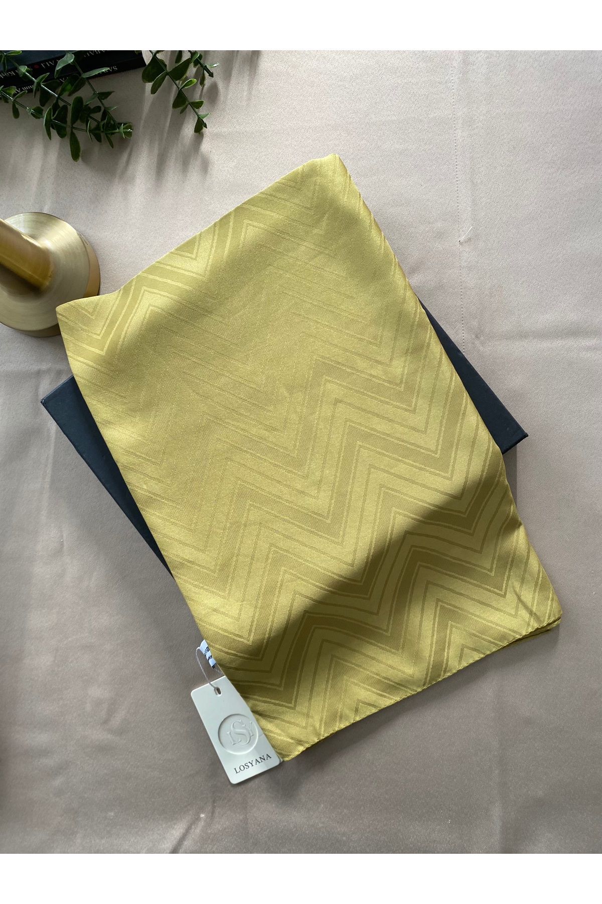 Jacquard shawls with Minelesarp campaign