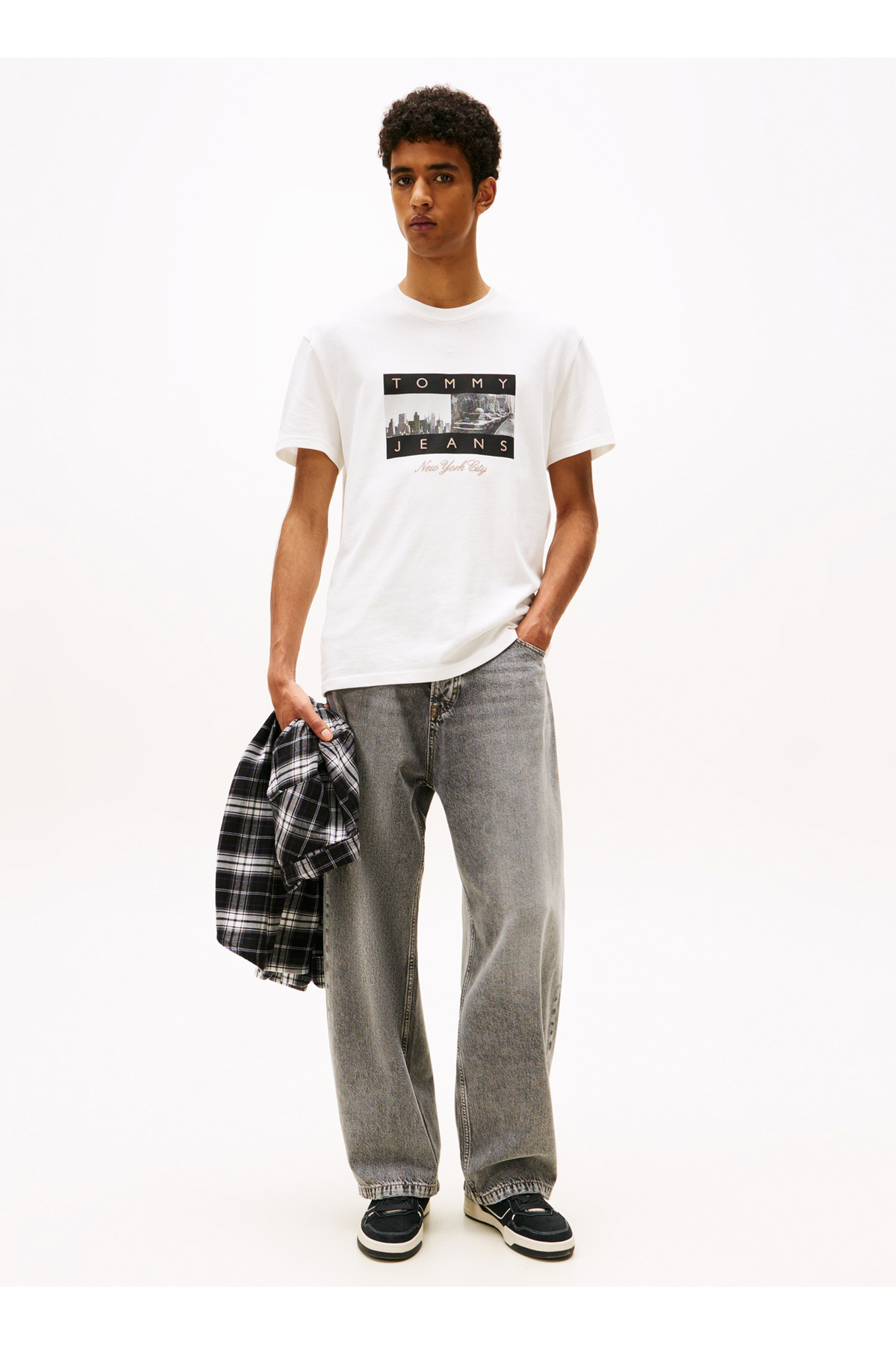 تامی جینز تی شرت مردانه یقه گرد سفید طرح دار DM0DM22464YBL TJM REG PHOTO FLAG SS