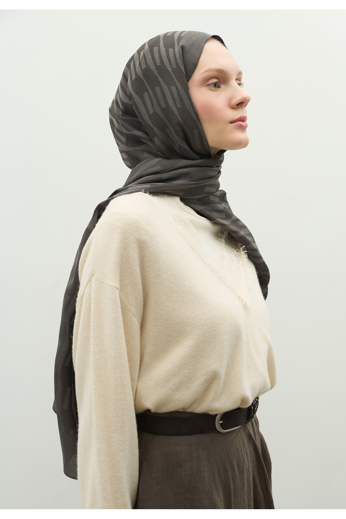 Freshscarfs  NARA PAMUK FLOŞ JAKARLI ŞAL KOYU GRİ - Görsel 4