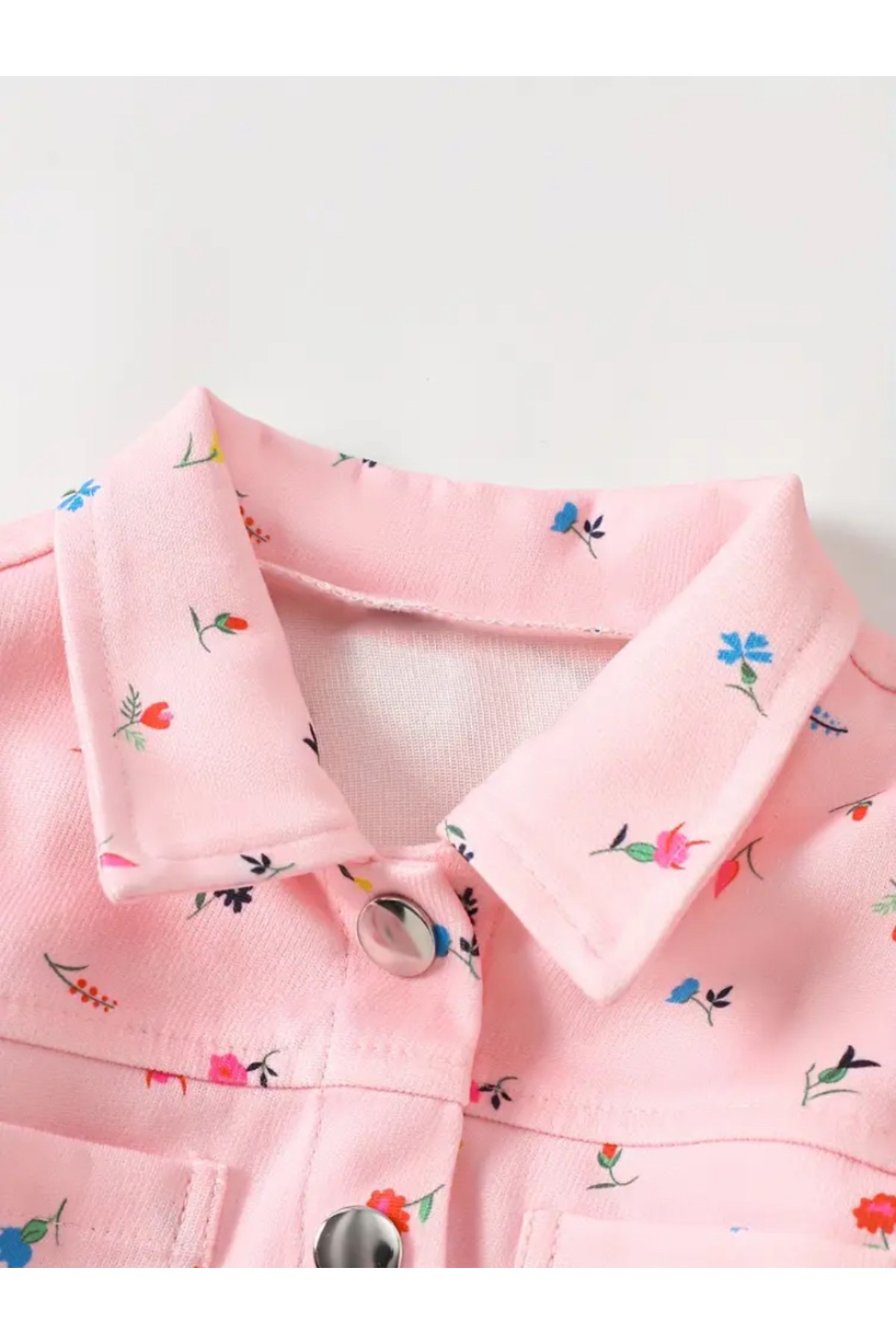 MODA Pembe çiçek desenli, fırfır detaylı, düğmeli ve astarsız ince kız çocuk ceketi, baharlık model. fotoğrafı 4 (önizleme)