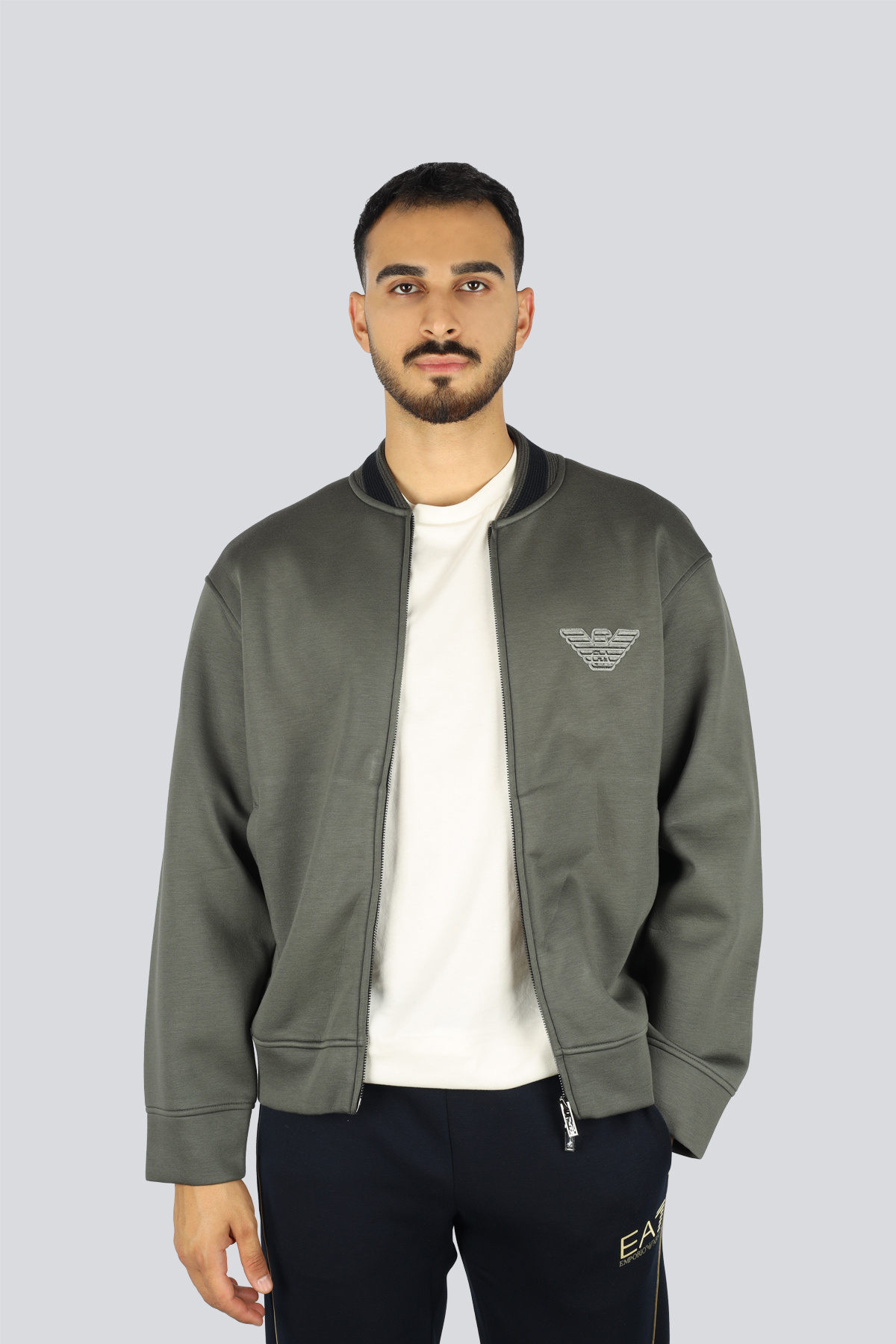 امپوریو آرمانی سویشرت مردانه یقه ایستاده معمولی با لوگوی برجسته عقاب و بسته شدن با زیپ، مشکی EM002877 AF17545-U8120