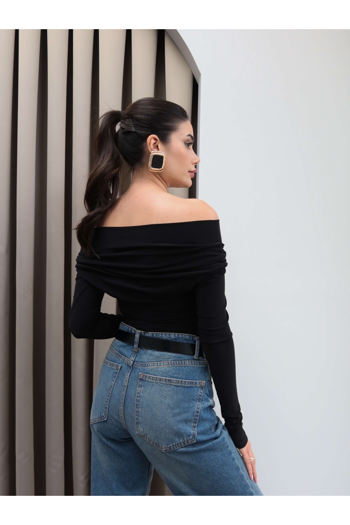 ESRAHELVACI  Yaka Broşlu Açık Omuz Bluz - Görsel 6