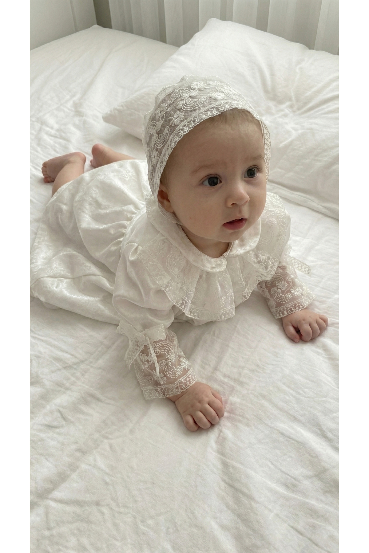 MONTİNA Kız Bebek Beyaz Saten Güpür Dantelli Lüks Mevlüt Takımı ve Şapkası - Özel Gün Elbisesi fotoğrafı 3 (önizleme)