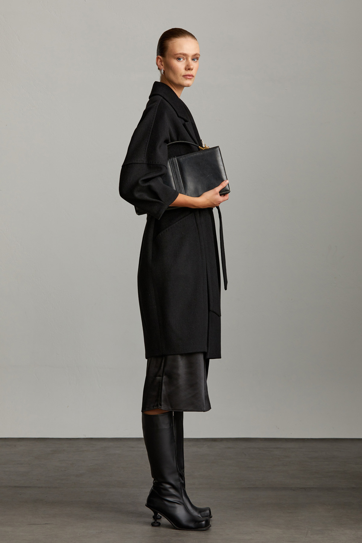 Hatemoğlu  Saykı Woman Siyah Regular Fit Ceket Yaka Kaşe Yünlü Oversize Manto - Görsel 5