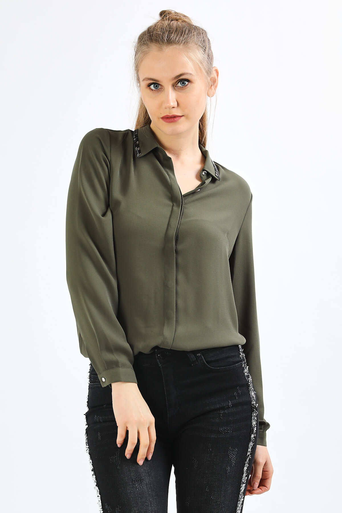 PERA MODA  Yakası Boncuk Özellikli Gömlek