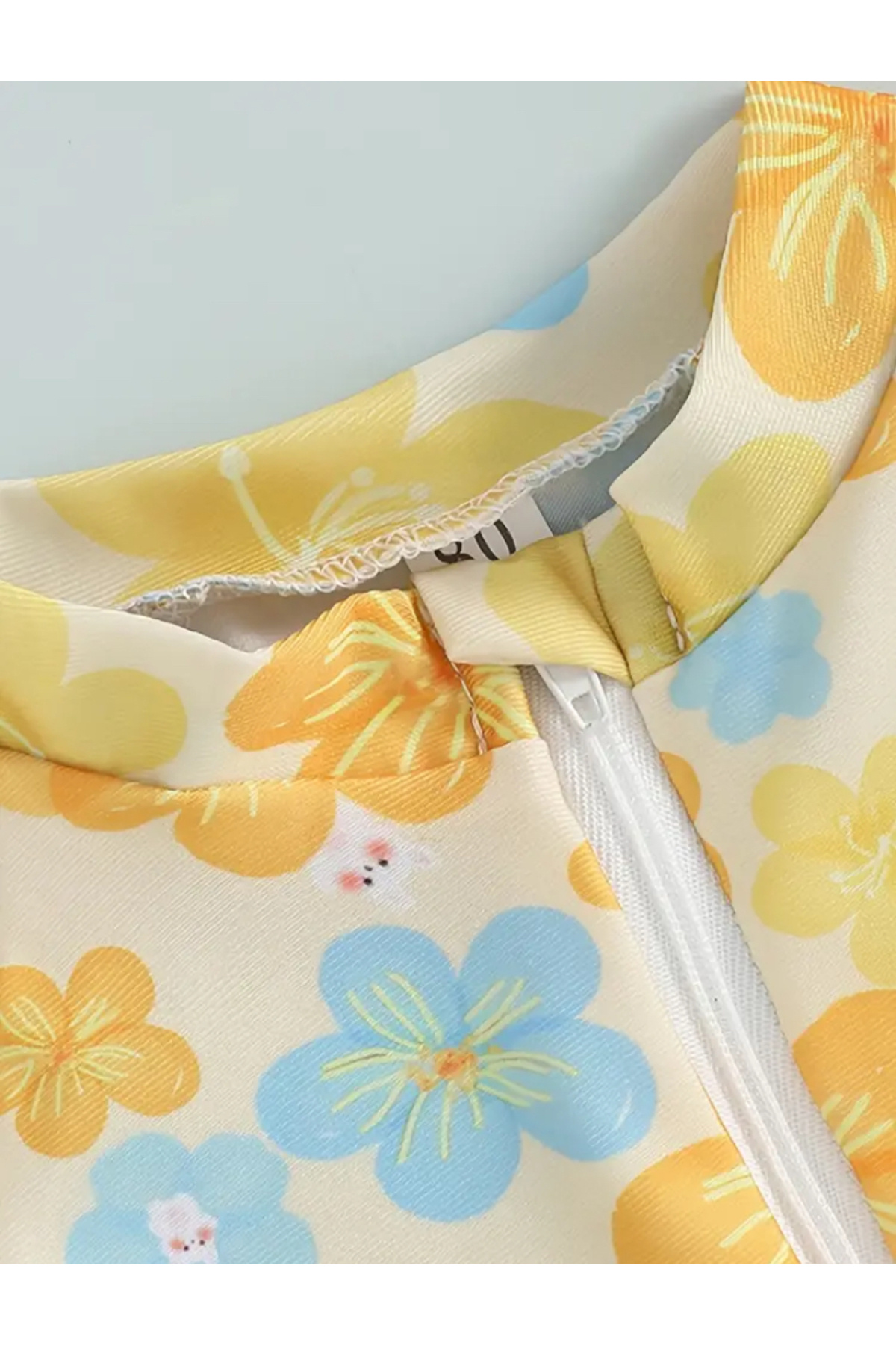 MODA Sarı mavi çiçek desenli kısa kollu fermuarlı kız bebek mayo tulum, rahat ve şık tasarım. fotoğrafı 2 (önizleme)