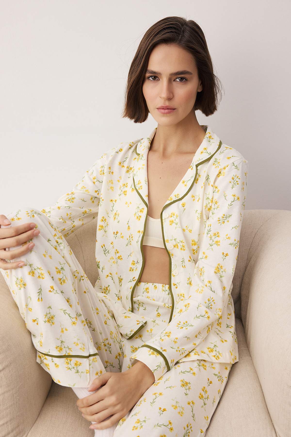 Trendyol Collection Gelbes Pijama-Set aus 100 % Baumwolle mit Blumenmuster un...