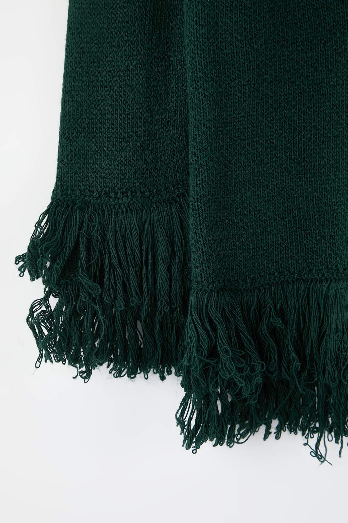 كارديجان تريكو أخضر داكن مع شراشيب على الأطراف
