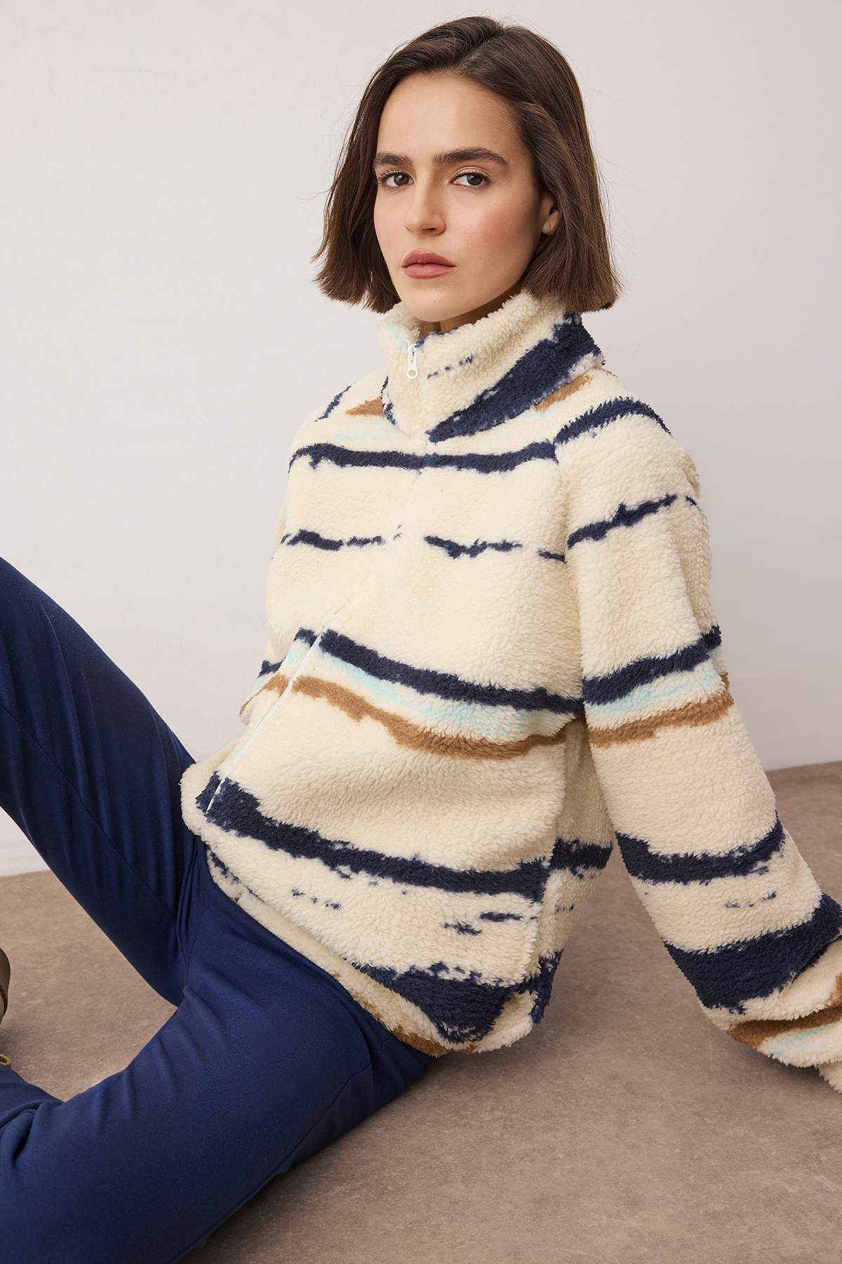 Trendyolmilla  Çok Renkli Soyut Desenli Peluş Oversize/Geniş Kalıp Örme Sweatshirt TWOAW26SW00022 - Görsel 2