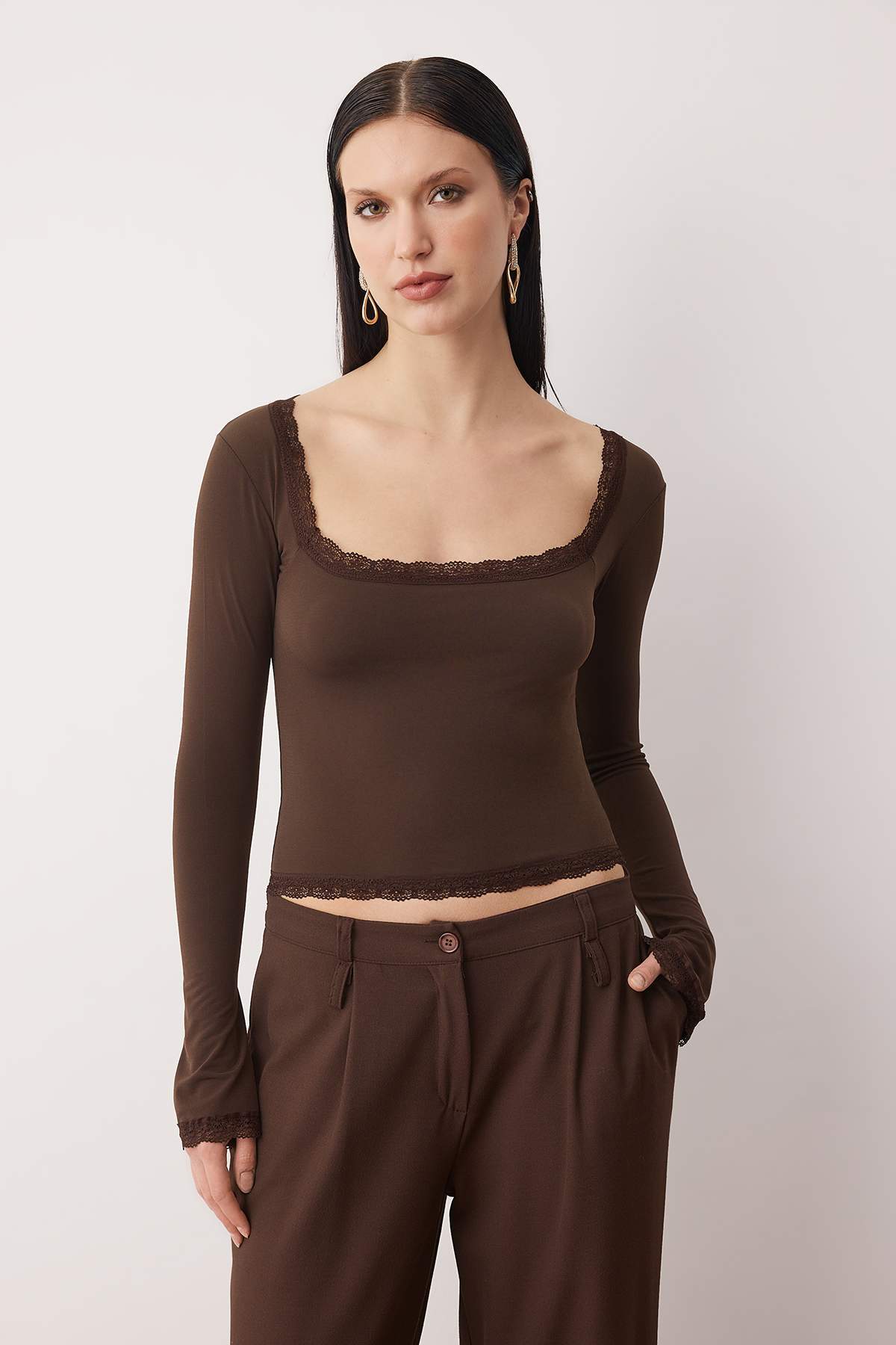 Trendyolmilla  Koyu Kahverengi Dantel Detaylı Kare Yaka Örme Party Bluz TPRAW26BZ00045 - Görsel 2