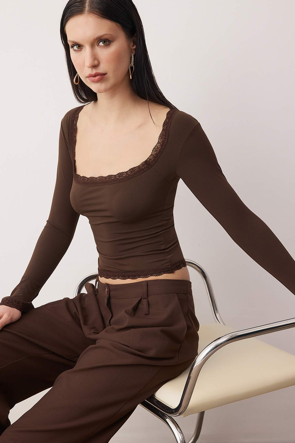 Trendyolmilla  Koyu Kahverengi Dantel Detaylı Kare Yaka Örme Party Bluz TPRAW26BZ00045