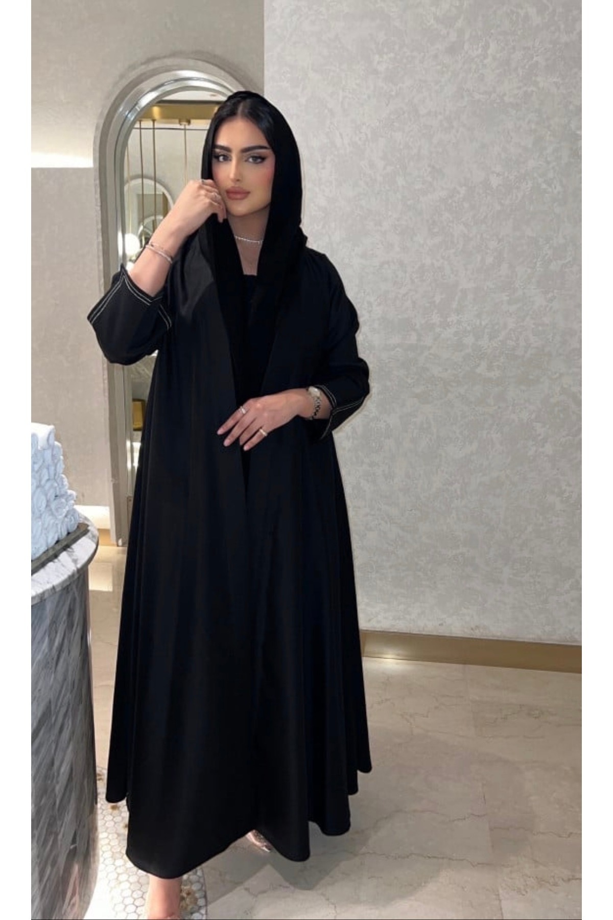 عباية أنيقة عصرية من آولجا القماش كريب وقصة العباية دبل كلوش شامل الطرحة