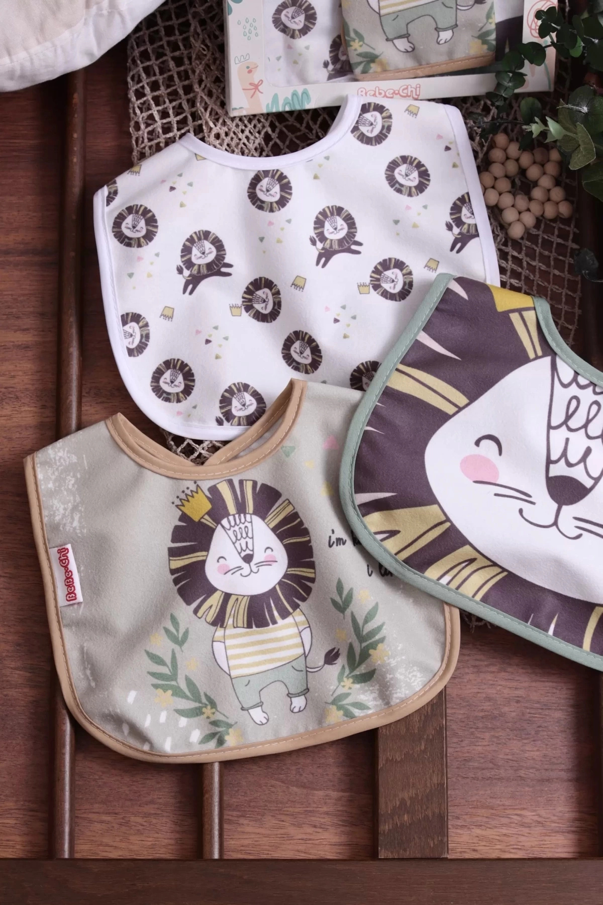 Babydonat Yeni Kaplan Temalı Kare 3 Parça Microfiber Mama Önlüğü Kendi Kutusunda (su Geçirmez) Çıtçıtlı fotoğrafı 2 (önizleme)