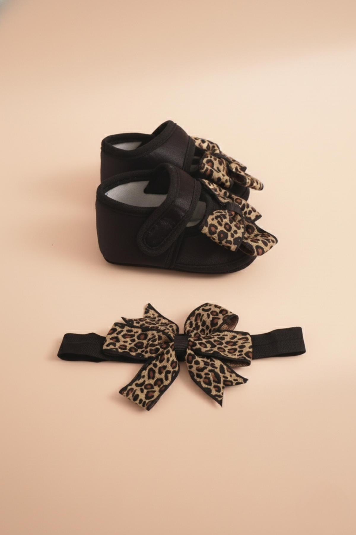 LOGO AKSESUAR 0-3 Ay Yeni Doğan Fiyonklu Leopar Desenli Siyah Bebek Bandana Patik Seti fotoğrafı 2 (önizleme)