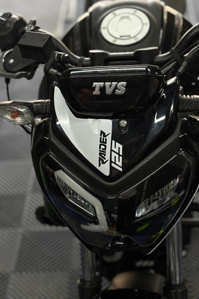 Banxtre TVS Raider 125 için Beyaz Renk Raider 125 Yazılı Kafa Detay Sticker (...
