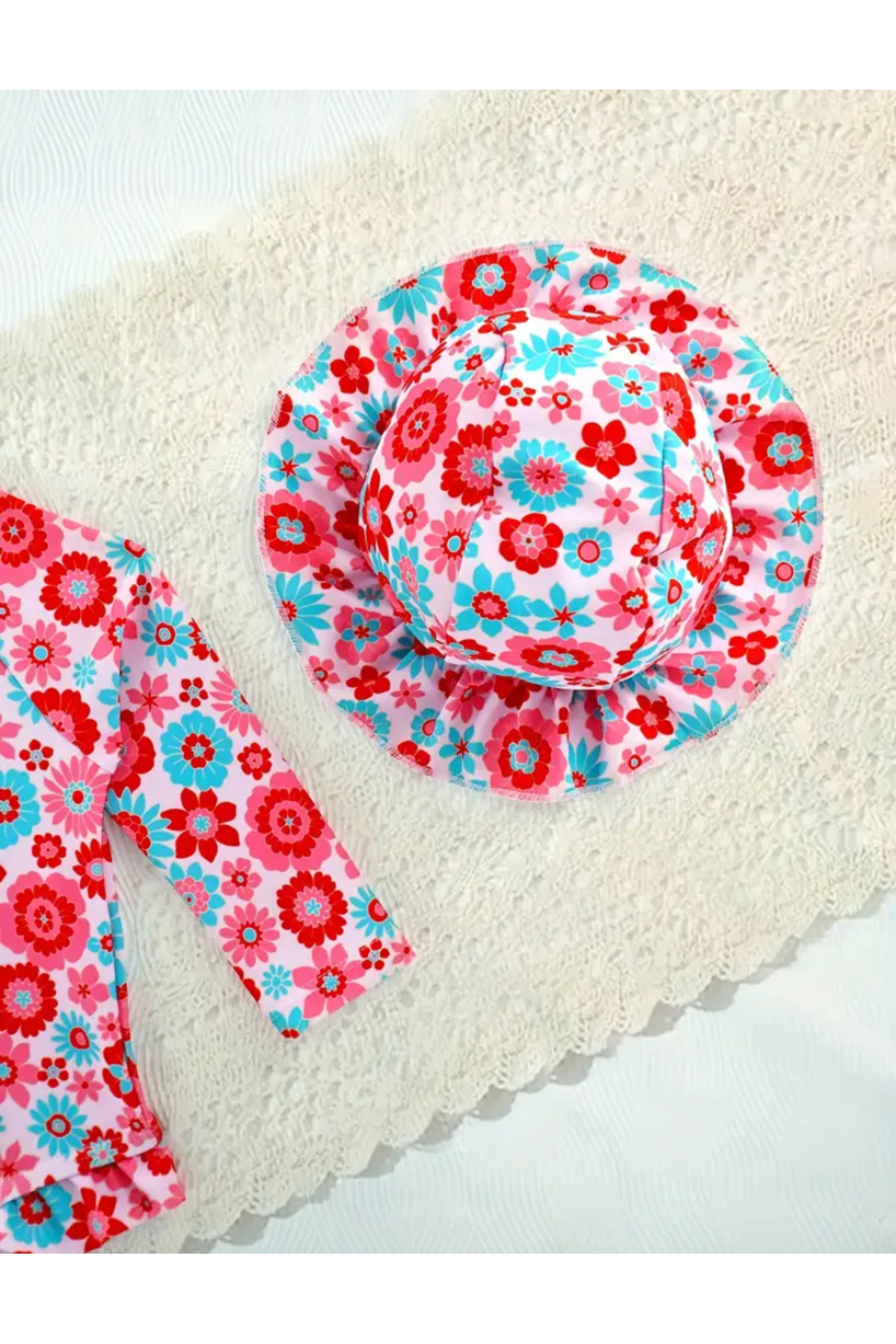 MODA Çiçek desenli uzun kollu kız çocuk mayo takımı; fermuarlı model, şapka dahil iki parçalı set. fotoğrafı 4 (önizleme)