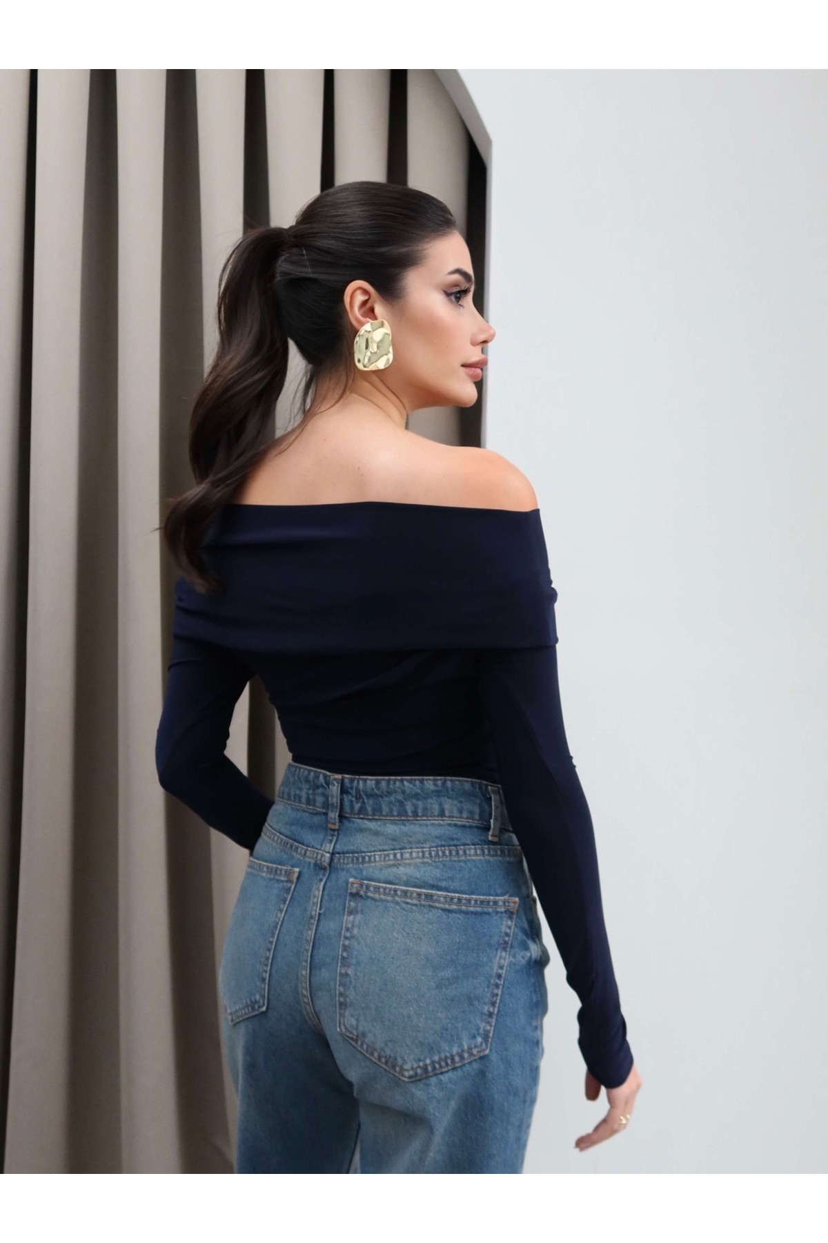 ESRAHELVACI  Yaka Broşlu Açık Omuz Bluz - Görsel 5