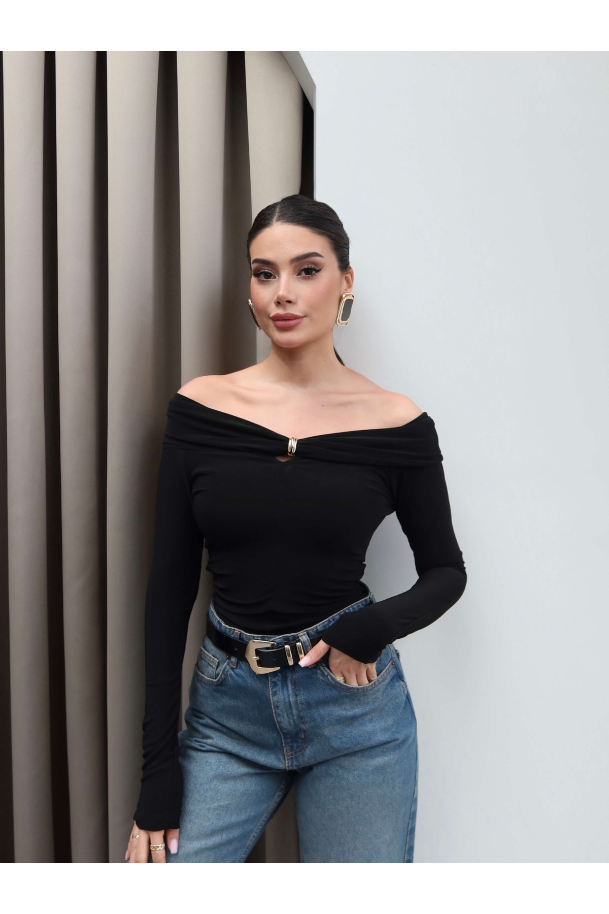 ESRAHELVACI  Yaka Broşlu Açık Omuz Bluz - Görsel 3