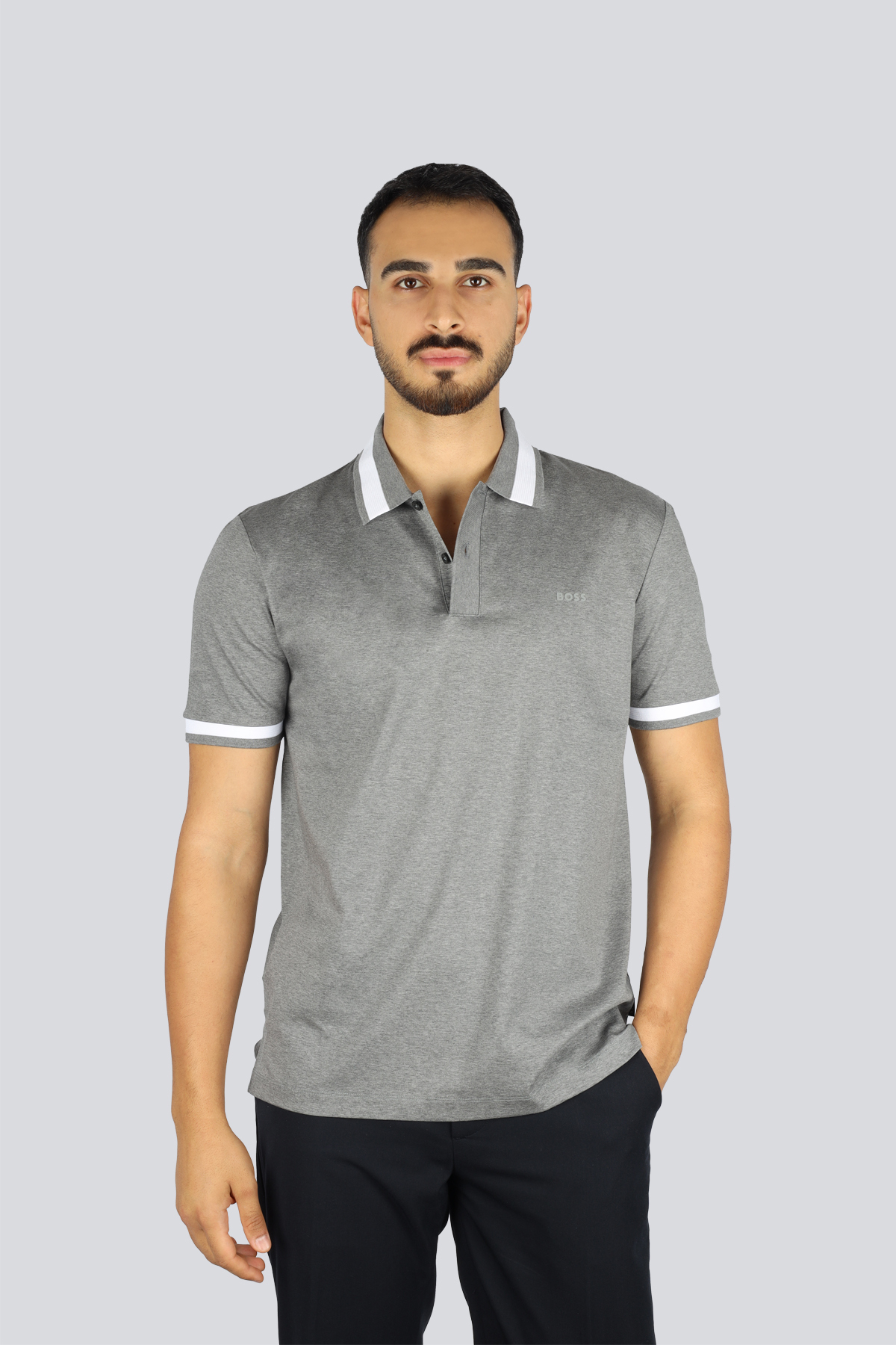 باس تی‌شرت یقه‌دار مردانه با دکمه بسته می‌شود، جزئیات رنگی روی یقه و سرآستین‌ها، تی‌شرت یقه‌دار خاکستری 50543865-030