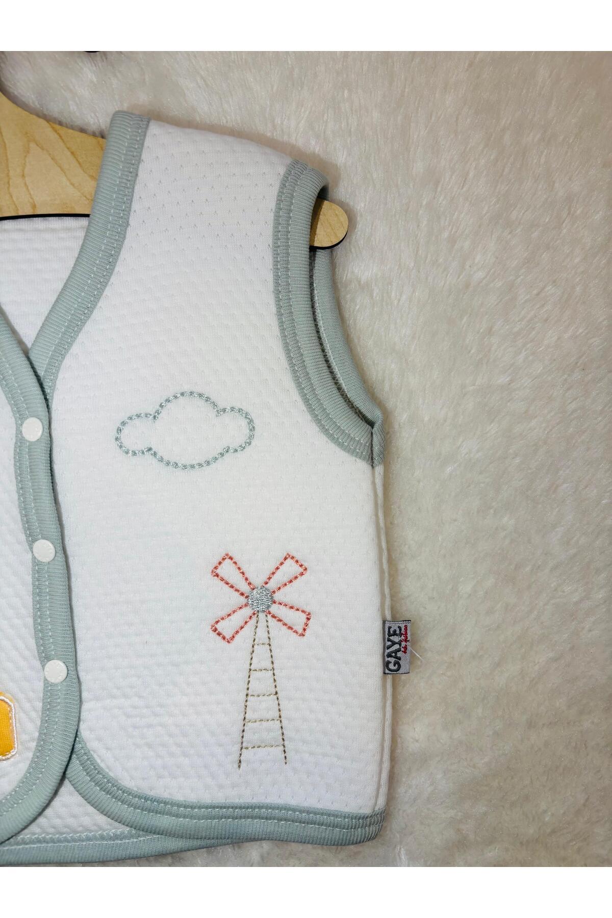 Gaye Erkek Bebek Kamyon Nakışlı Pamuklu Çıtçıtlı Yelek – Kapitone Kumaş – Beyaz Mint fotoğrafı 2 (önizleme)