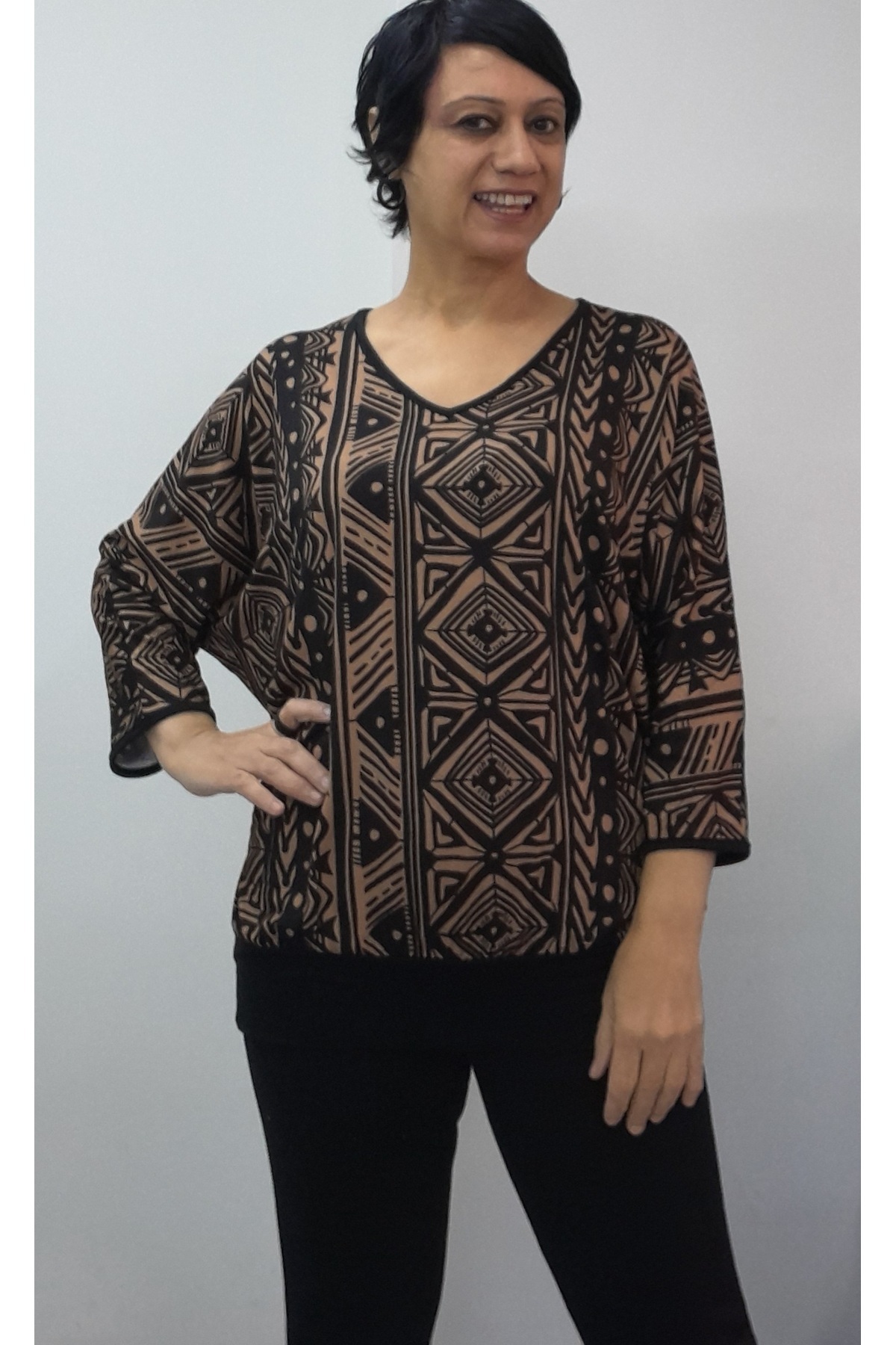 Mertcan Butik Siyah koyu latte tonlu V yaka yarasa truvakar kol penye viskon tişört