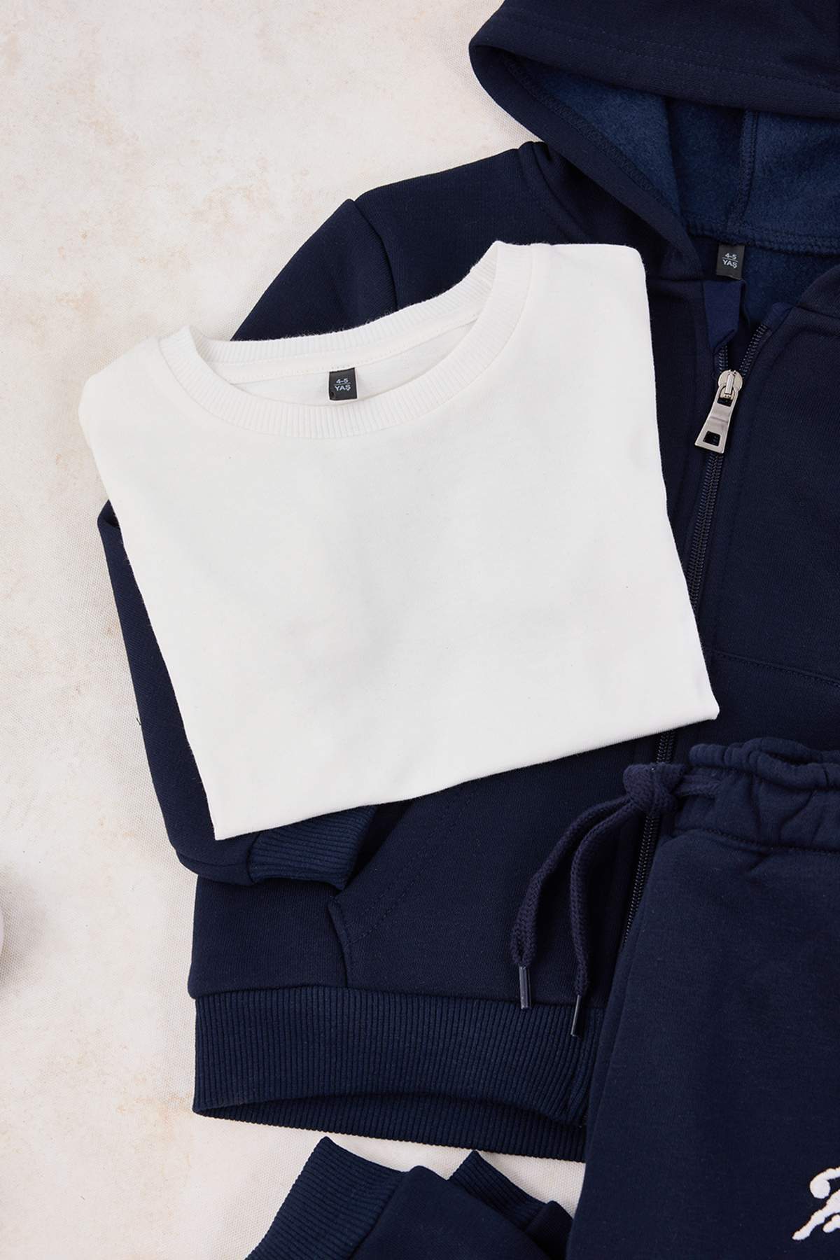 Trendyolmilla  Lacivert 3'lü Kapüşonlu Baskılı Erkek Çocuk Örme T-Shirt-Eşofman Altı-Sweatshirt Set TKDAW26AU00074 - Görsel 5