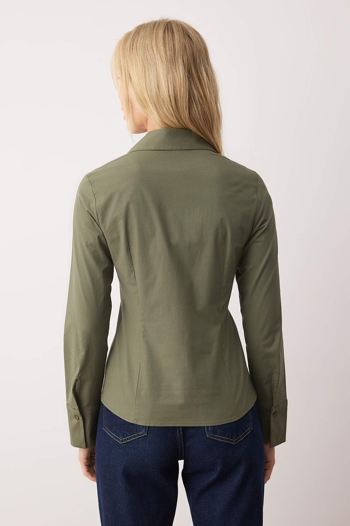 Trendyolmilla  Wardrobe Essentials Haki Hafif Bele Oturan Pamuklu Dokuma Gömlek TWOAW26GO00022 - Görsel 4