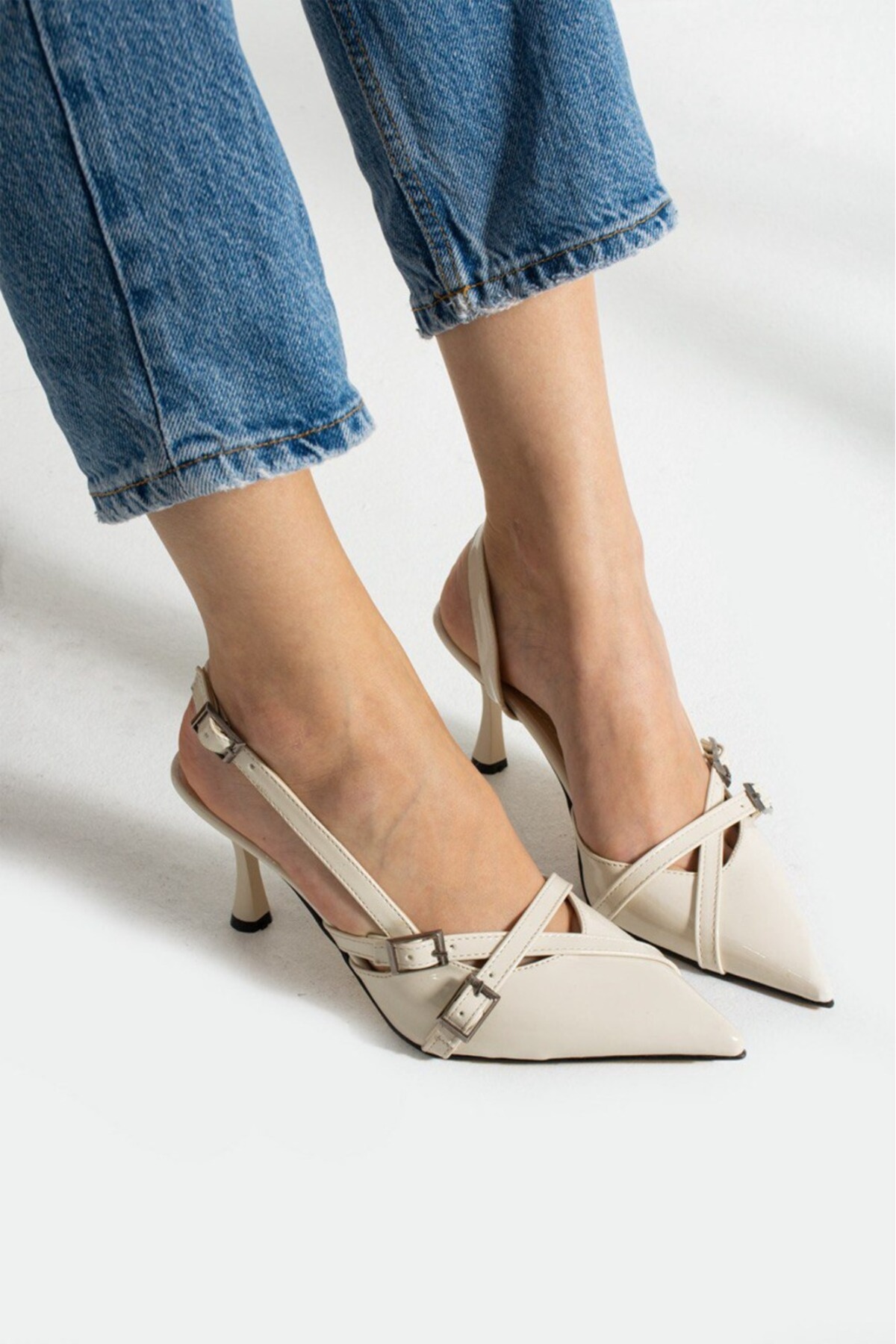 Nubbock Ženske bež lakirane kožne cipele sa dvostrukim remenom, klasične cipe...