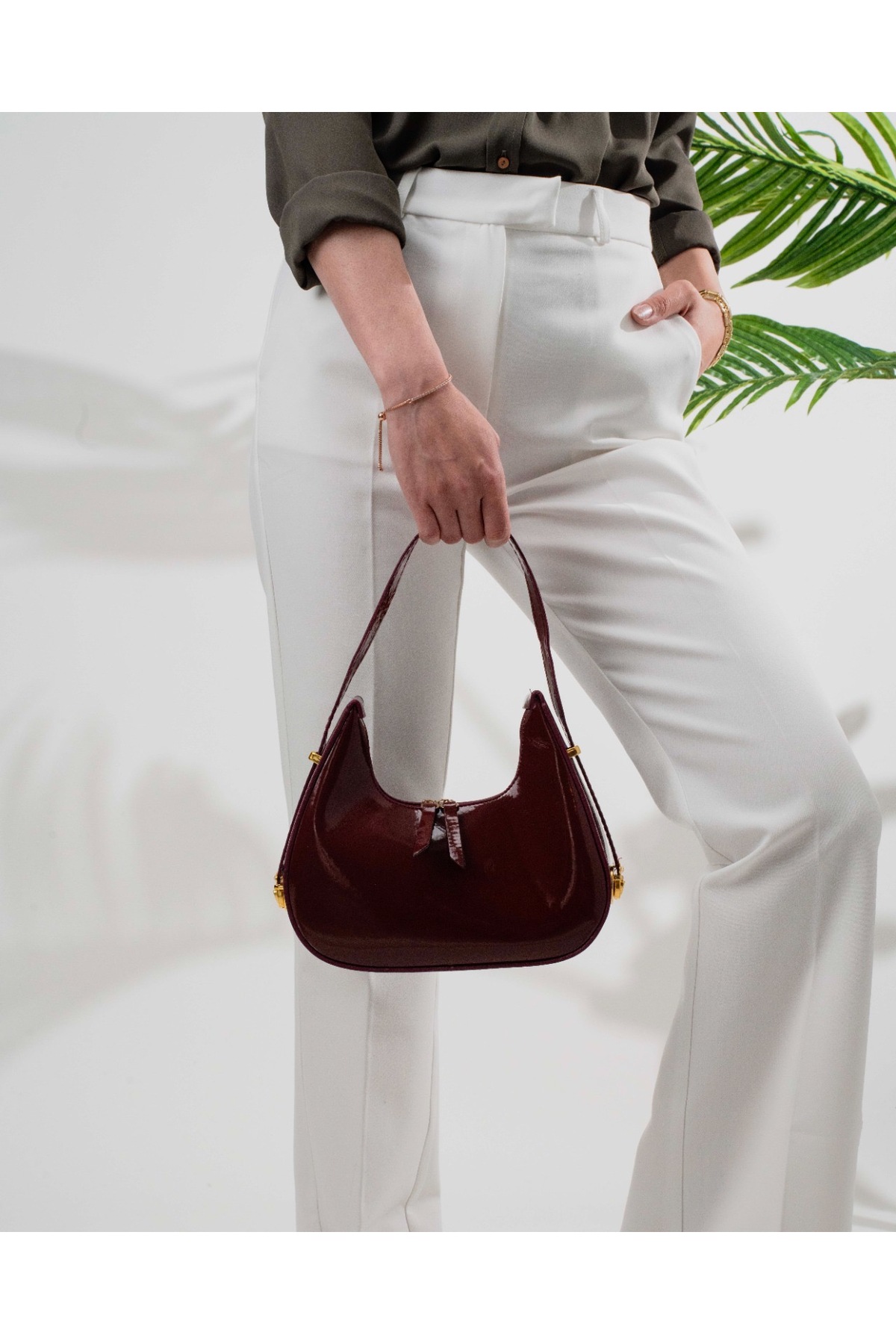 حقيبة كتف نسائية ذات حزام خاص باللون العنابي