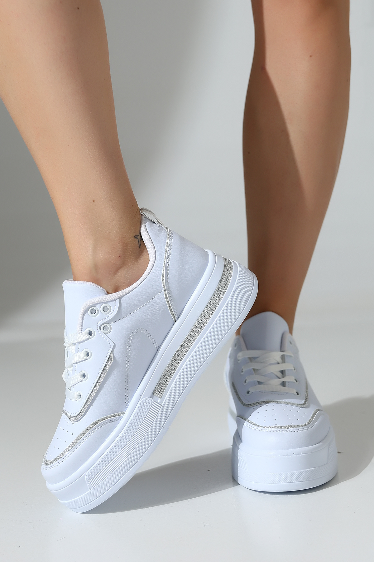 Encool Simli Detaylı Beyaz Yüksek Tabanlı Kadın Sneaker, Konforlu ve Şık Kadın Ayakkabı görsel 2